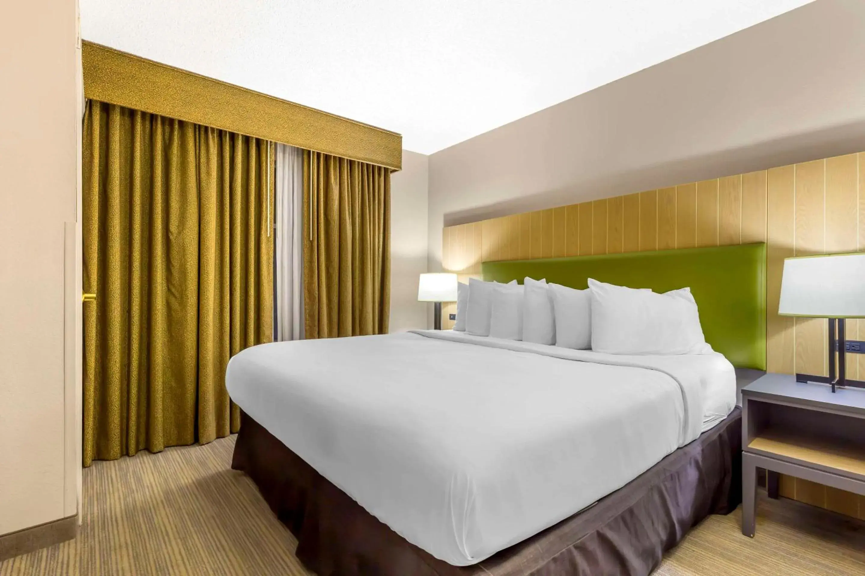 Bedroom, Bed in Country Inn & Suites by Radisson, Newport News South, VA Bedroom, Bed in Country Inn & Suites by Radisson, Newport News South, VA