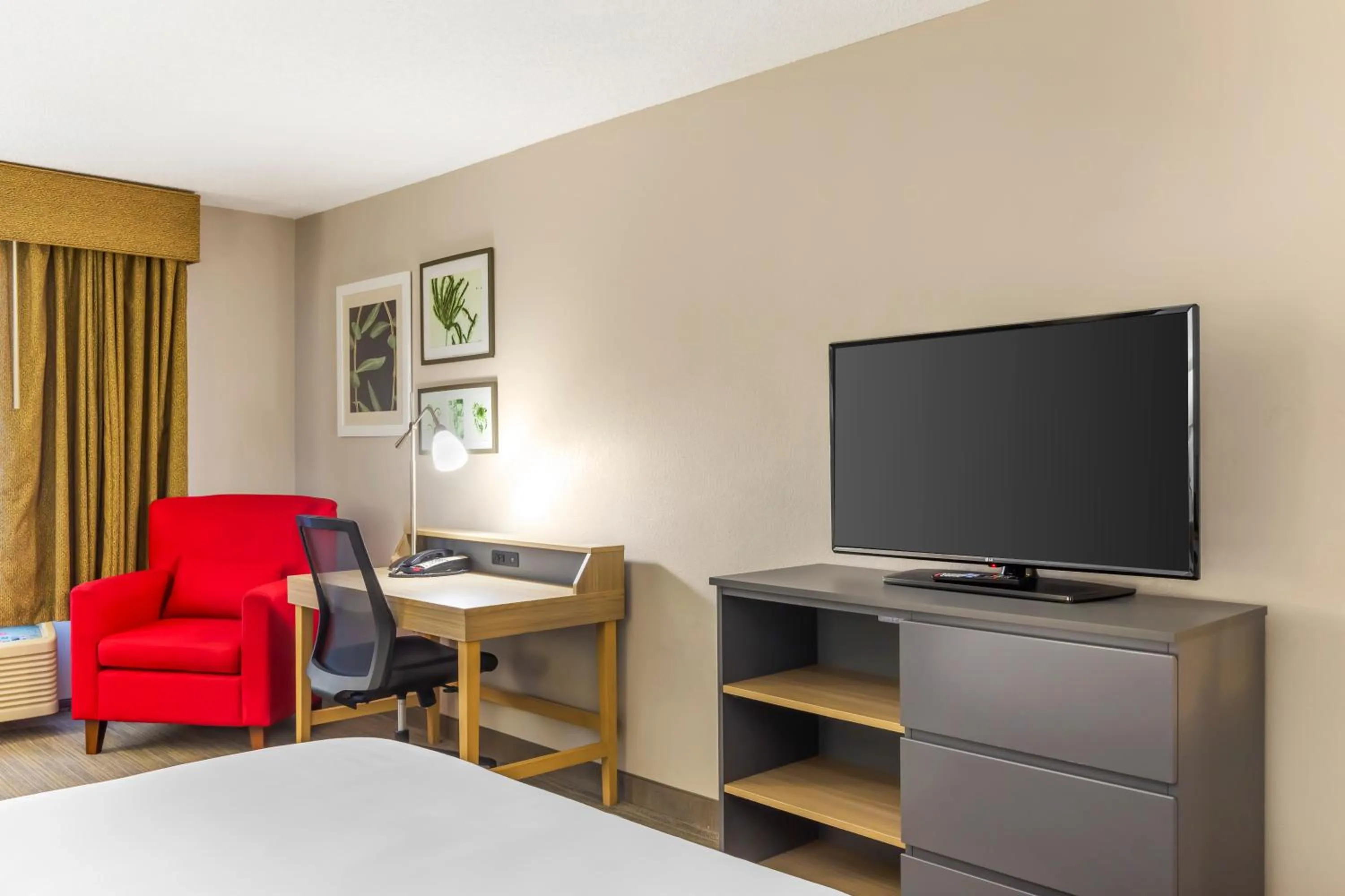TV and multimedia, Bed in Country Inn & Suites by Radisson, Newport News South, VA