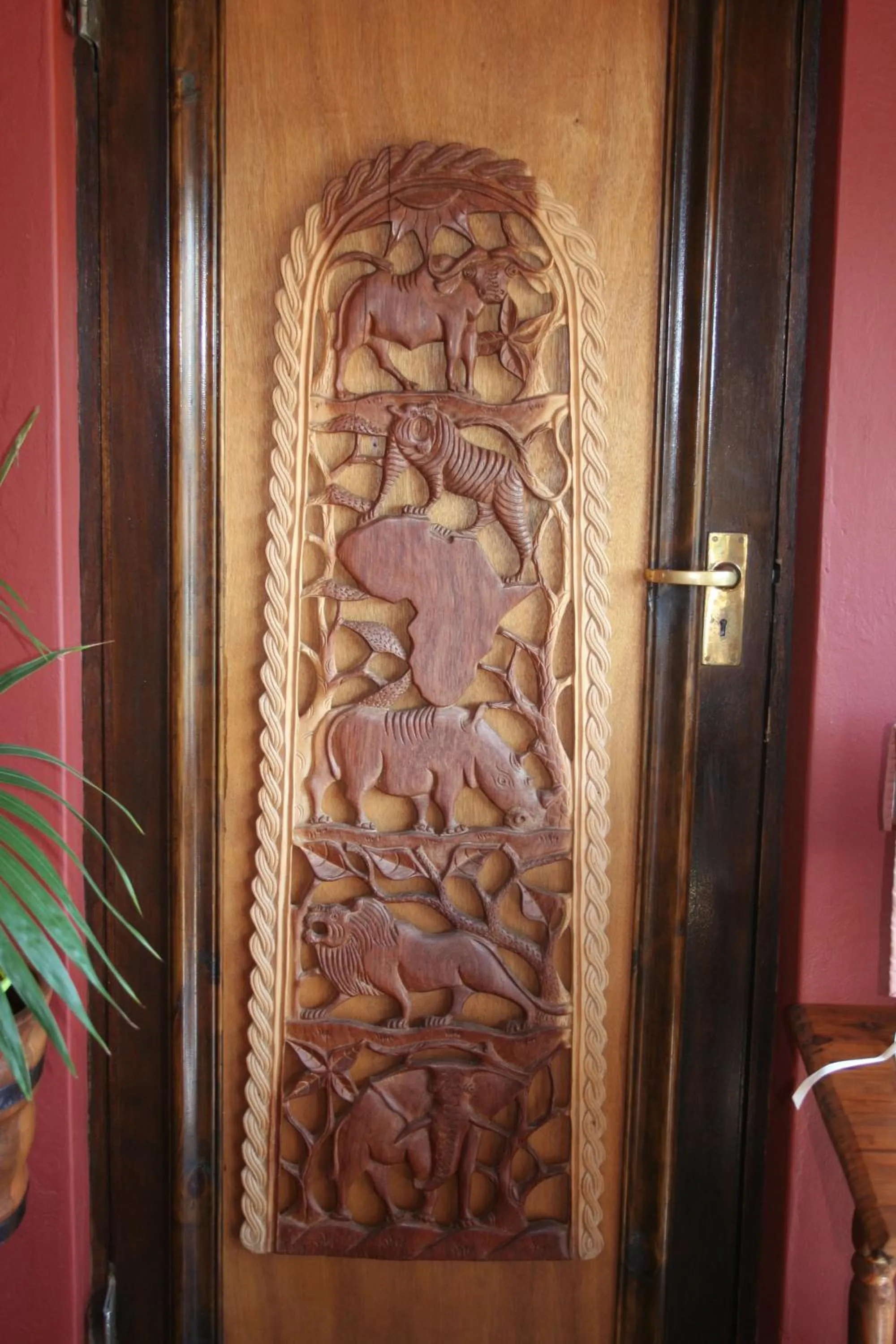 Decorative detail in Dungbeetle River Lodge