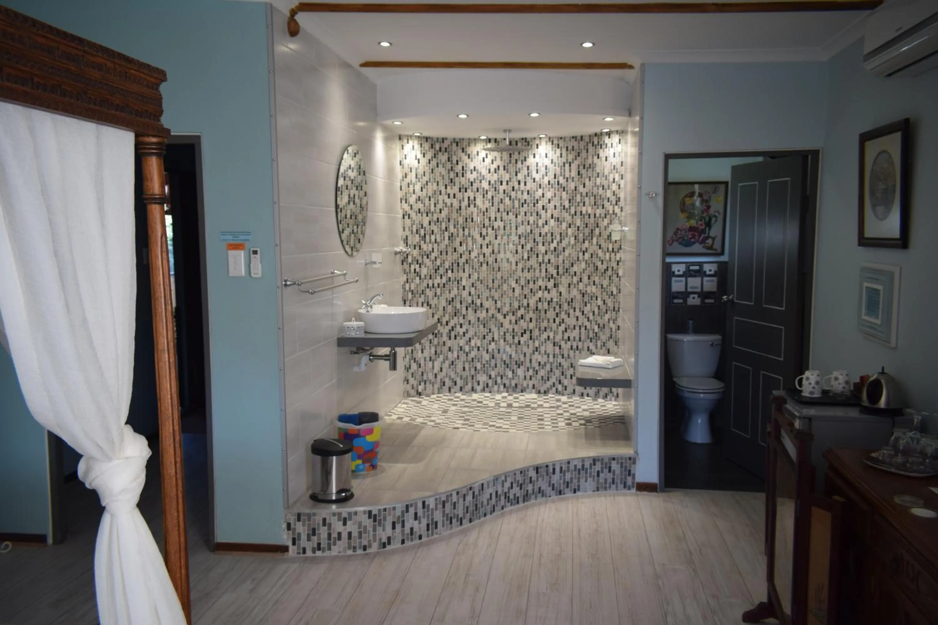 Decorative detail in Dungbeetle River Lodge