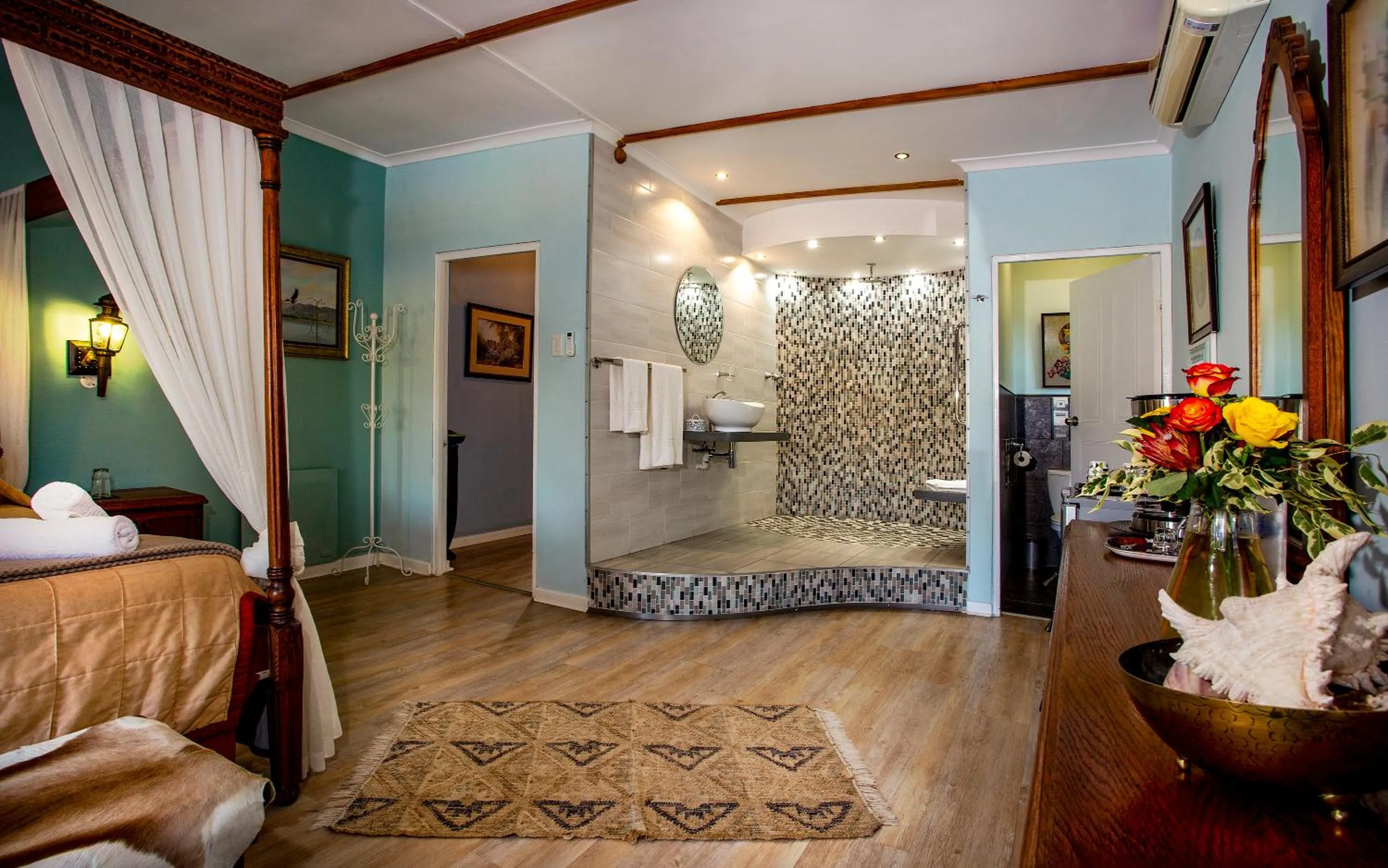 Bed in Dungbeetle River Lodge