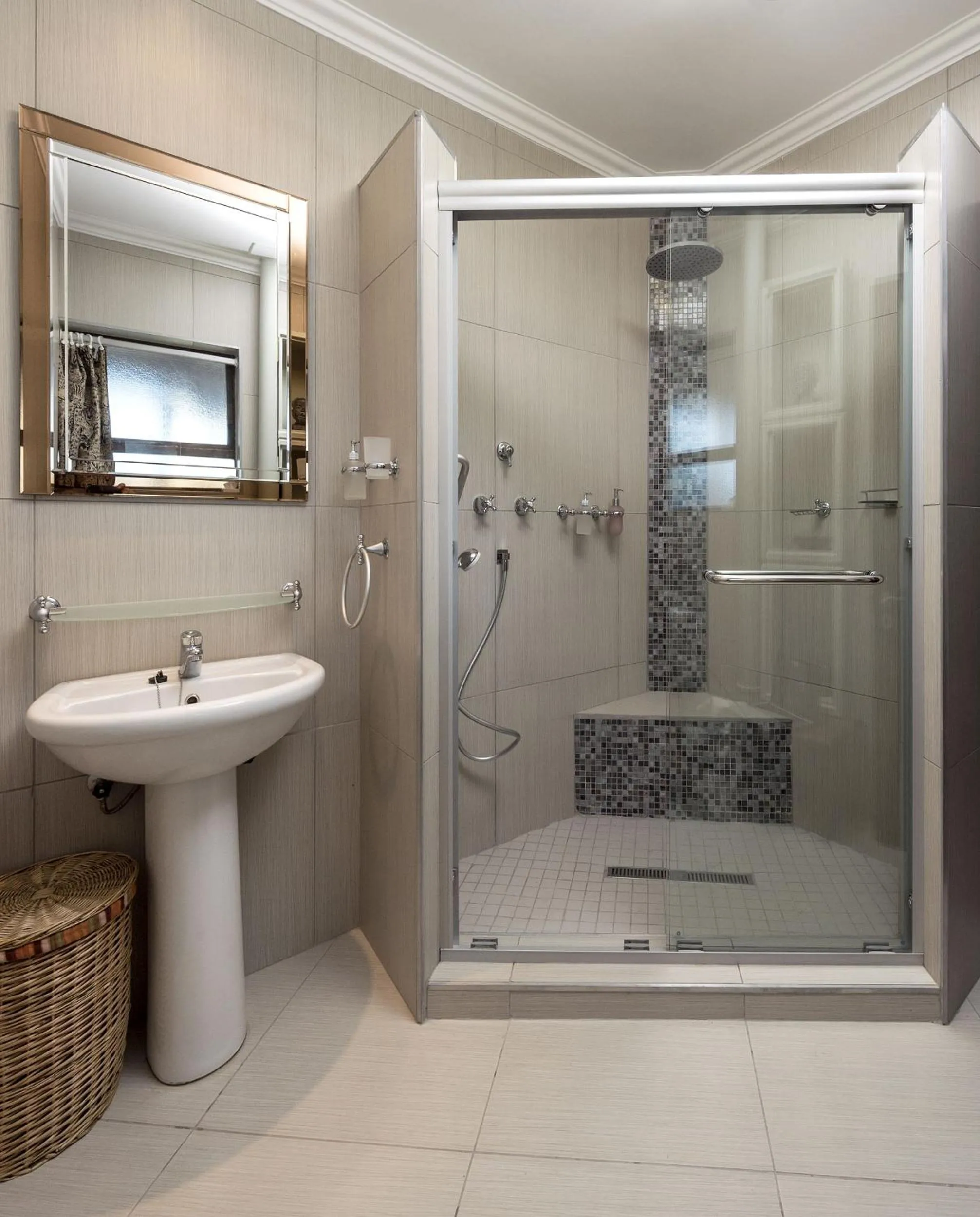 Shower in Dungbeetle River Lodge