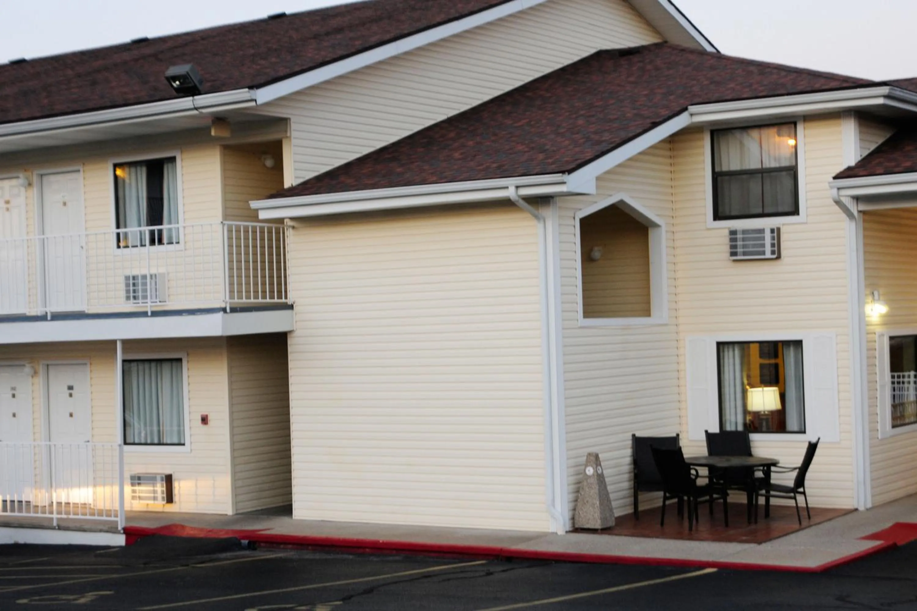 Facade/entrance in Whispering Hills Inn