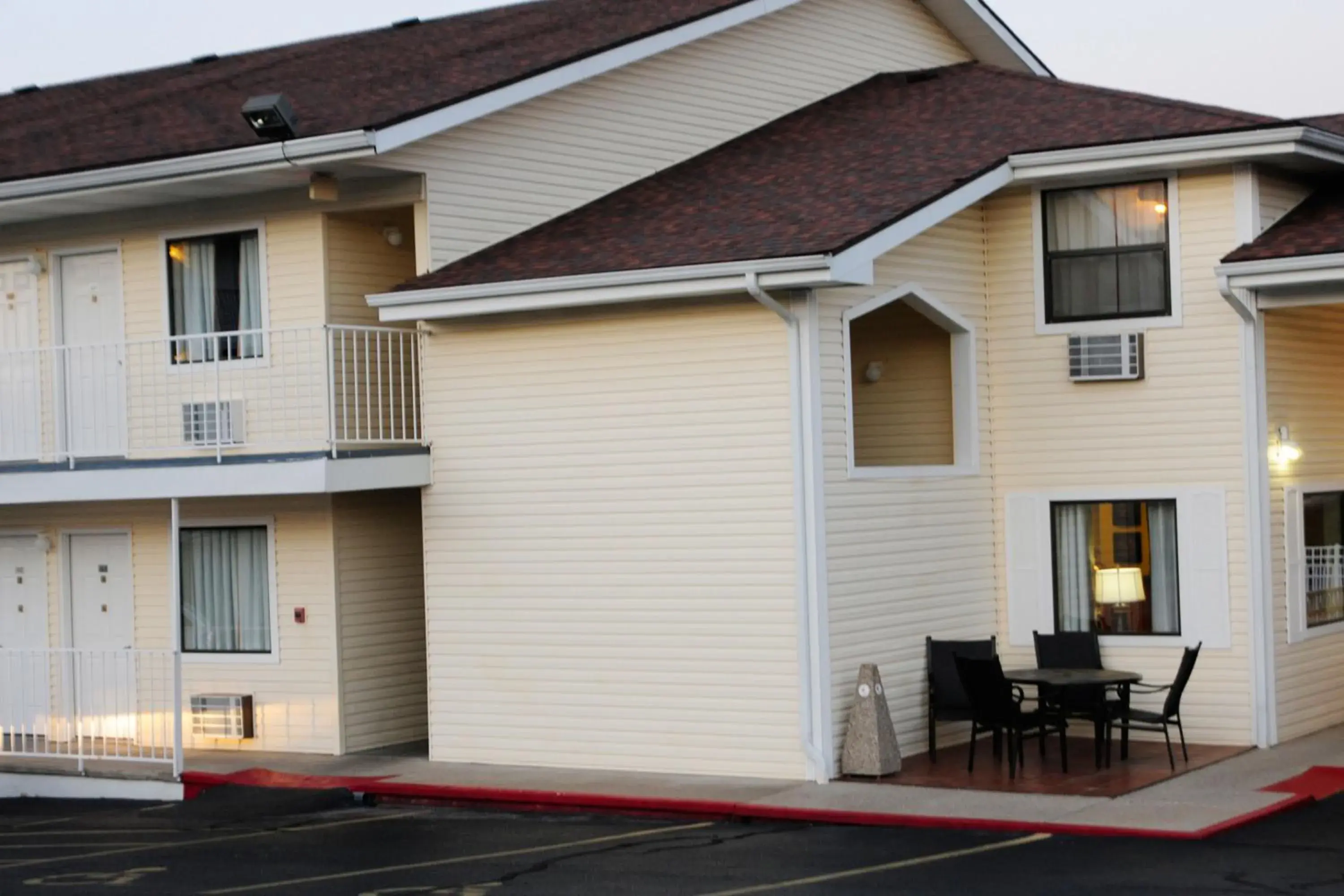 Facade/entrance in Whispering Hills Inn Facade/entrance in Whispering Hills Inn