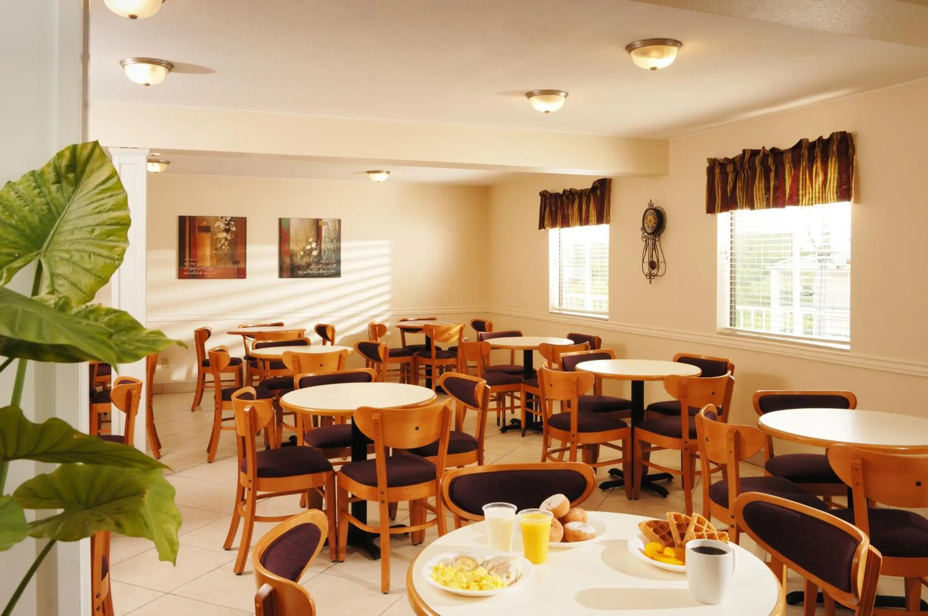Restaurant/places to eat in Whispering Hills Inn Restaurant/places to eat in Whispering Hills Inn