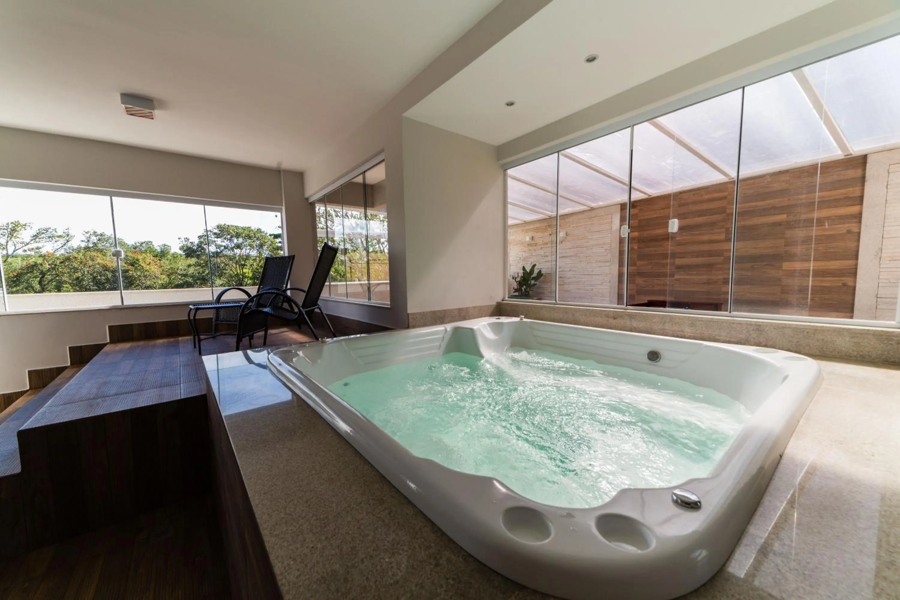 Hot Tub in Serra Madre Hotel