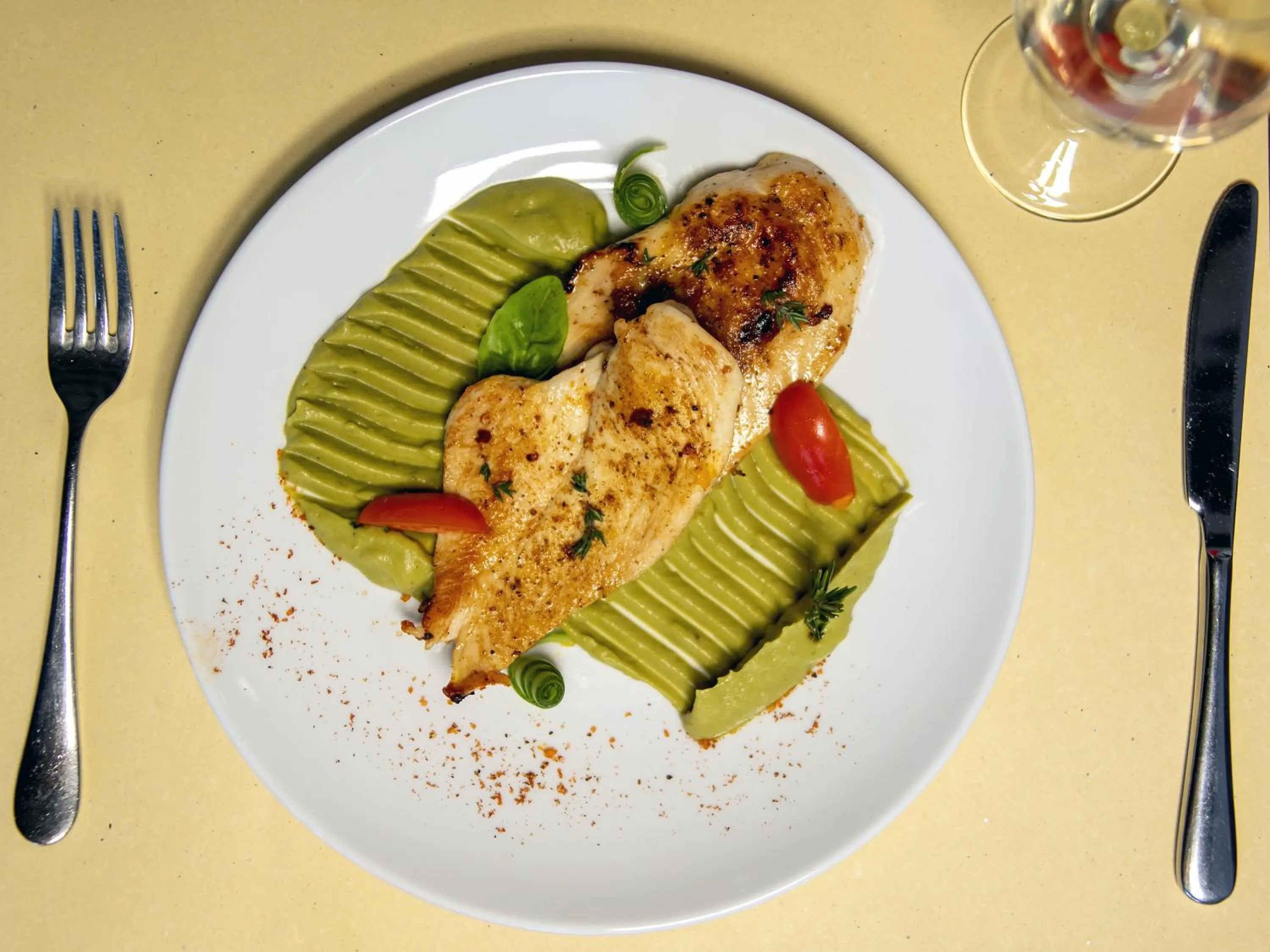 Restaurant/places to eat in Euphoria Club Hotel