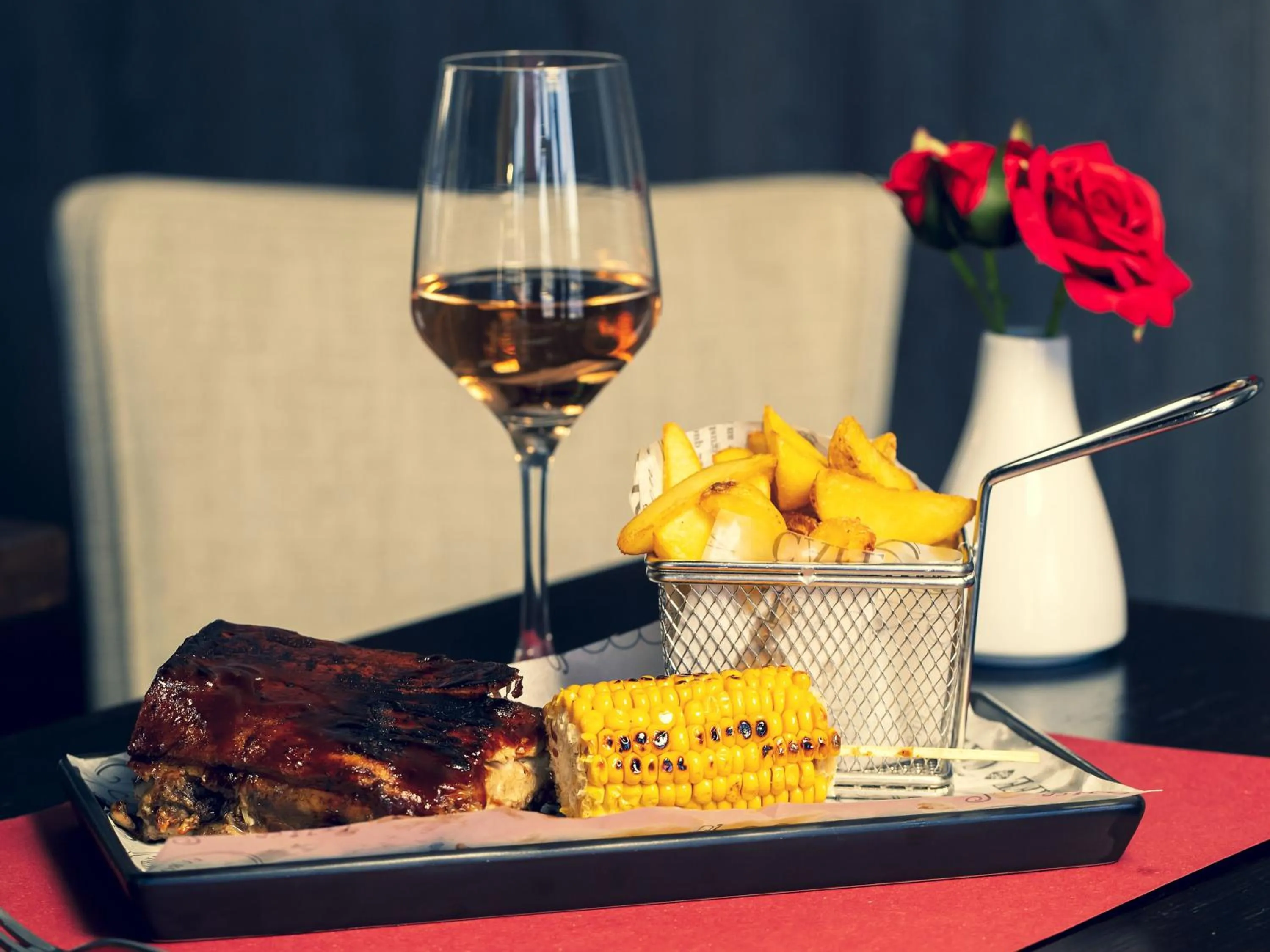 Restaurant/places to eat in Euphoria Club Hotel