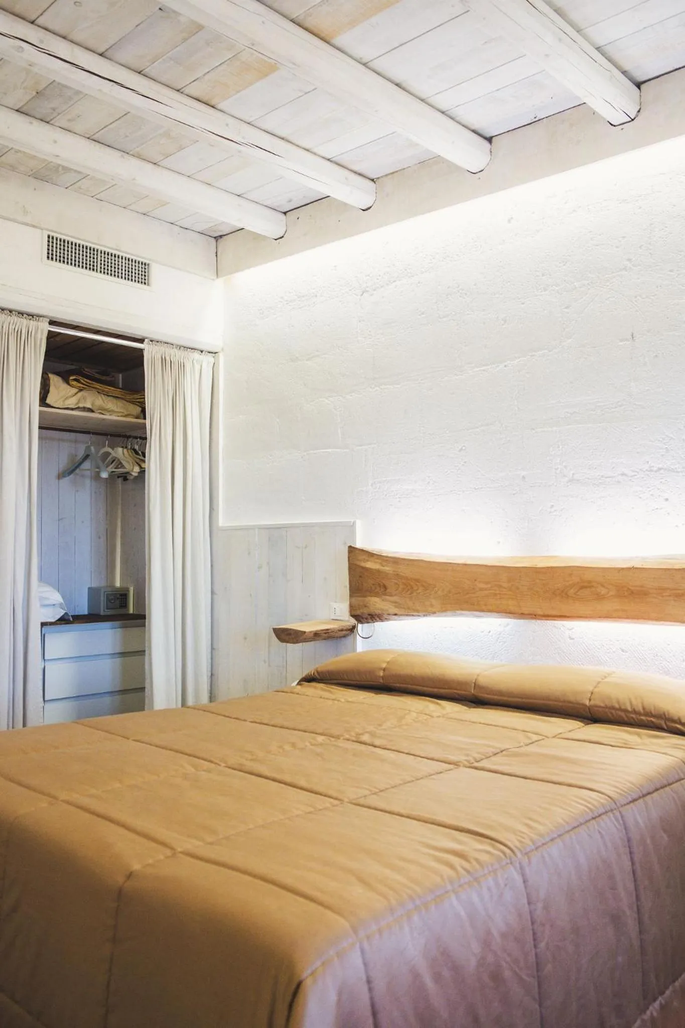 Photo of the whole room, Bed in Masseria Santa Teresa