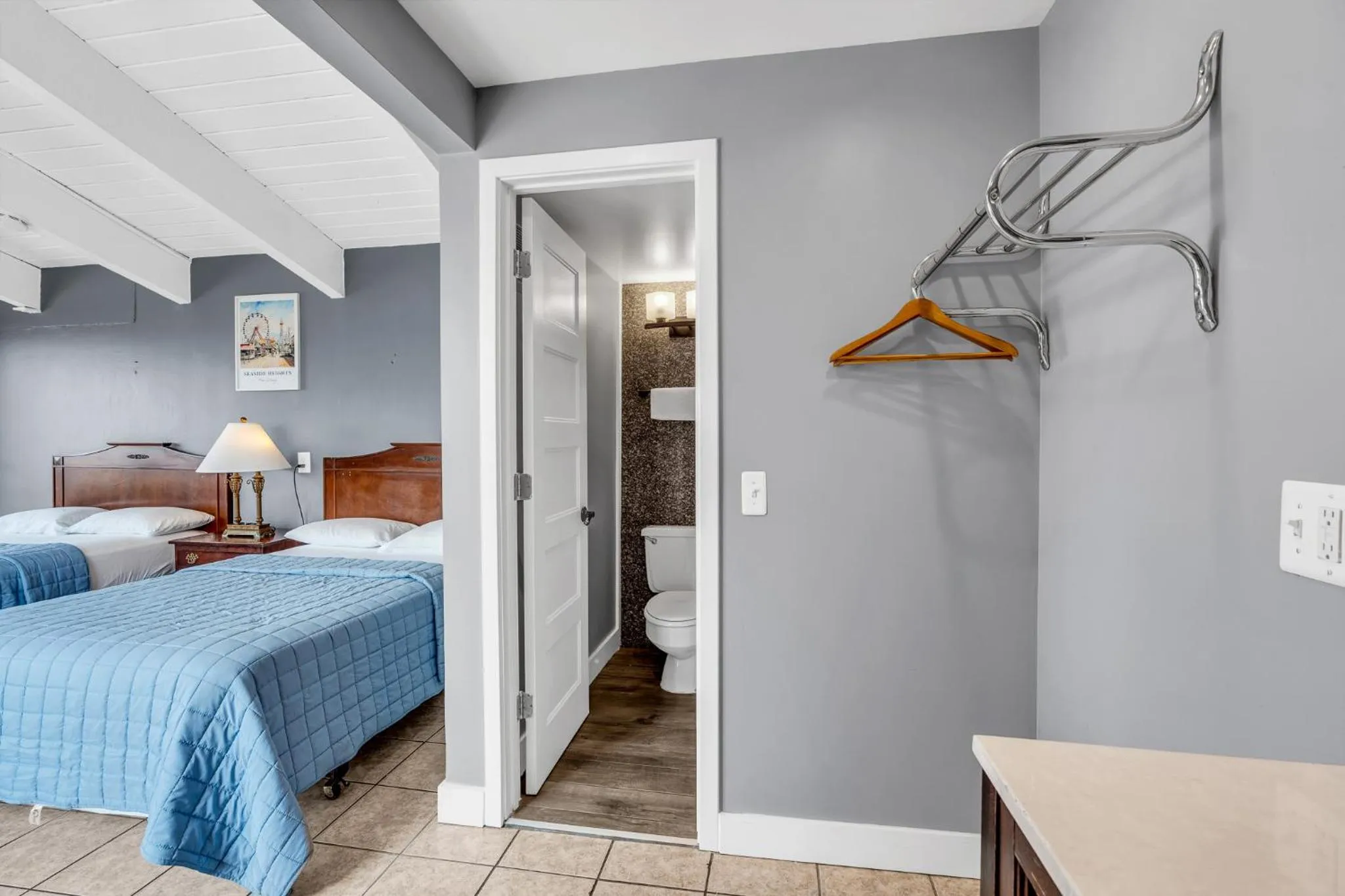 wardrobe, Bed in Aztec Ocean Resort