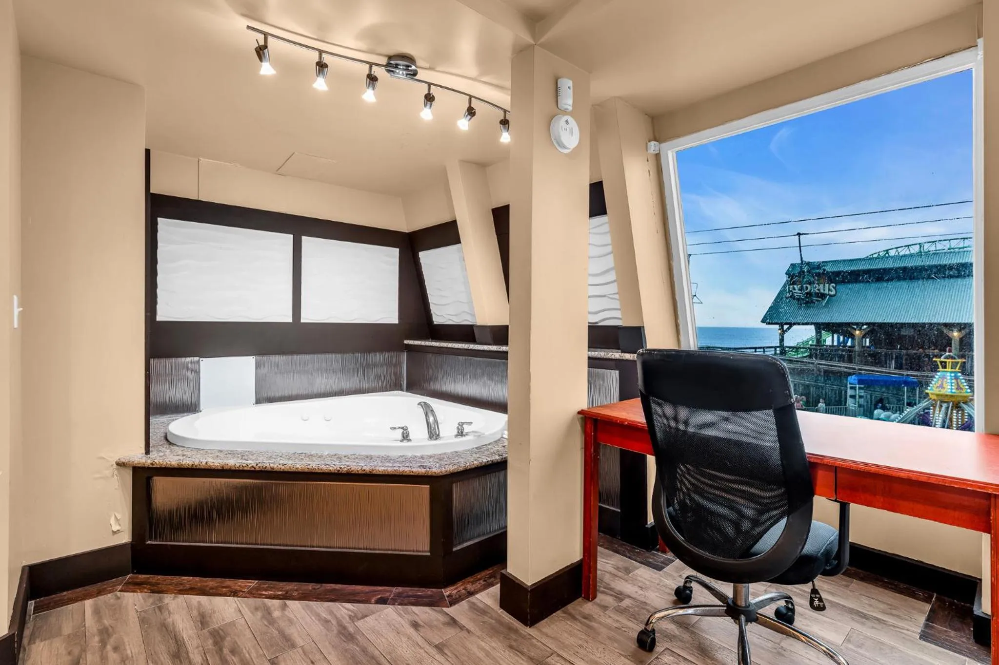 Hot Tub, Bed in Aztec Ocean Resort