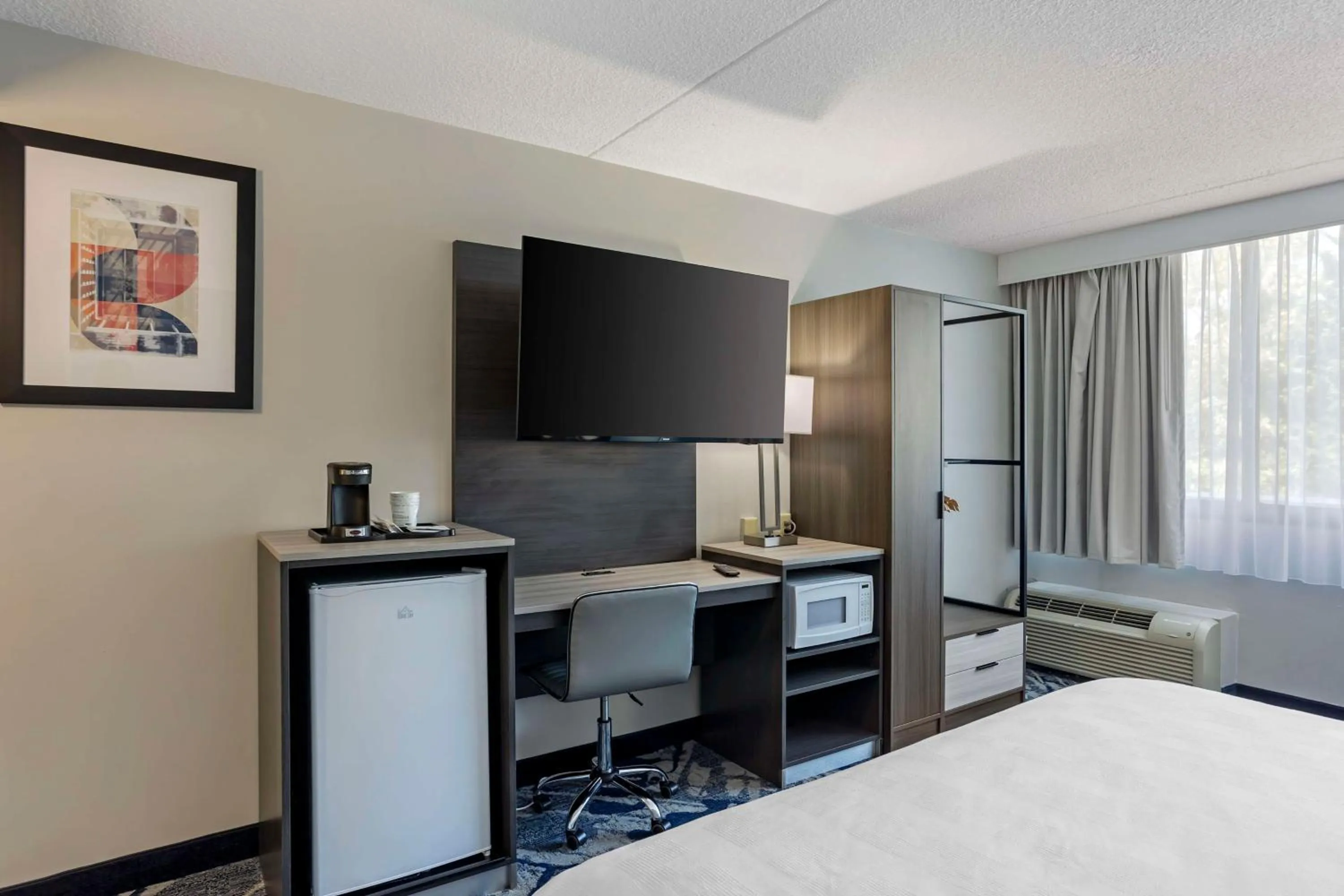 Bedroom, Bed in Best Western Rutgers University Hotel