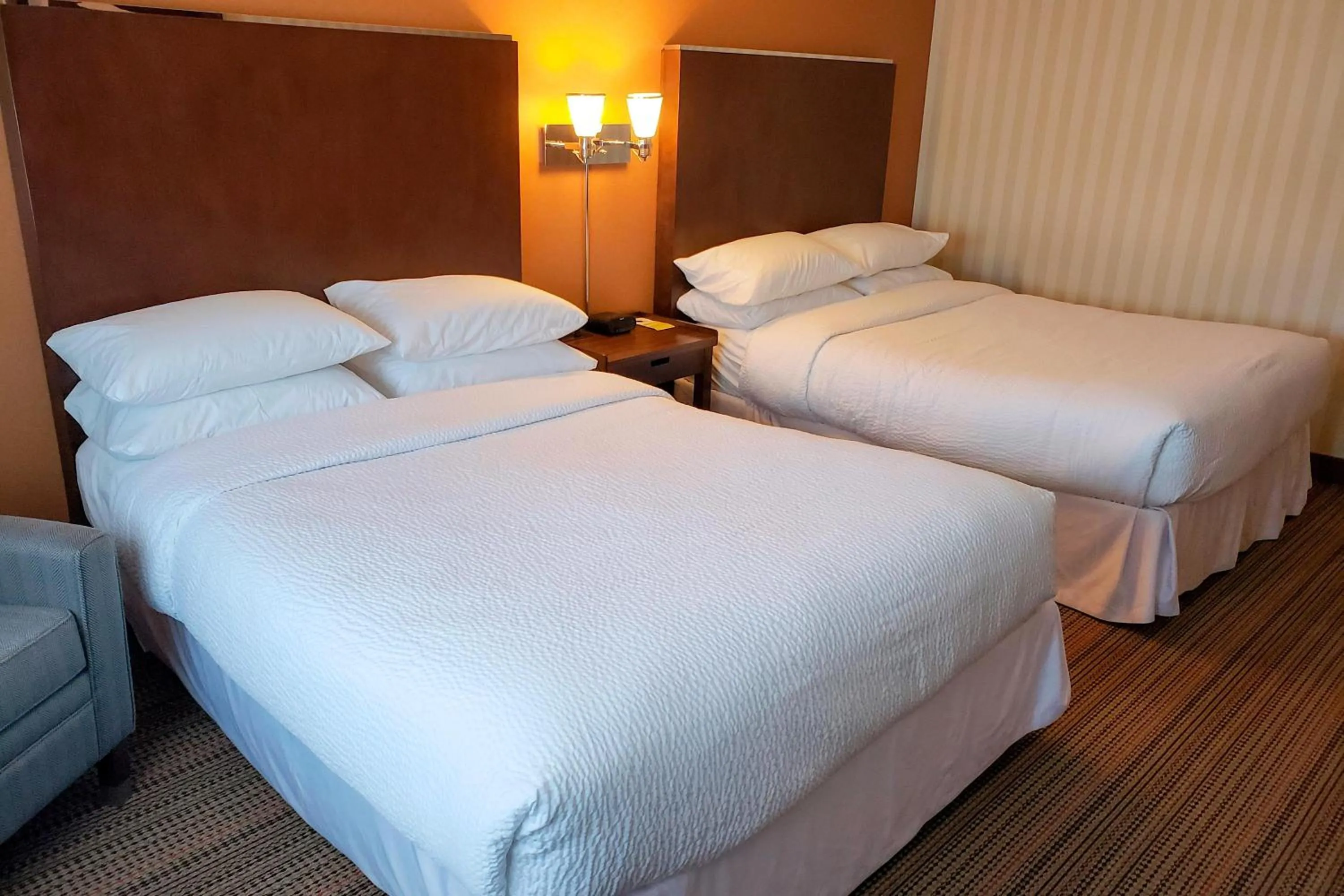 Photo of the whole room, Bed in Four Points by Sheraton Prince George