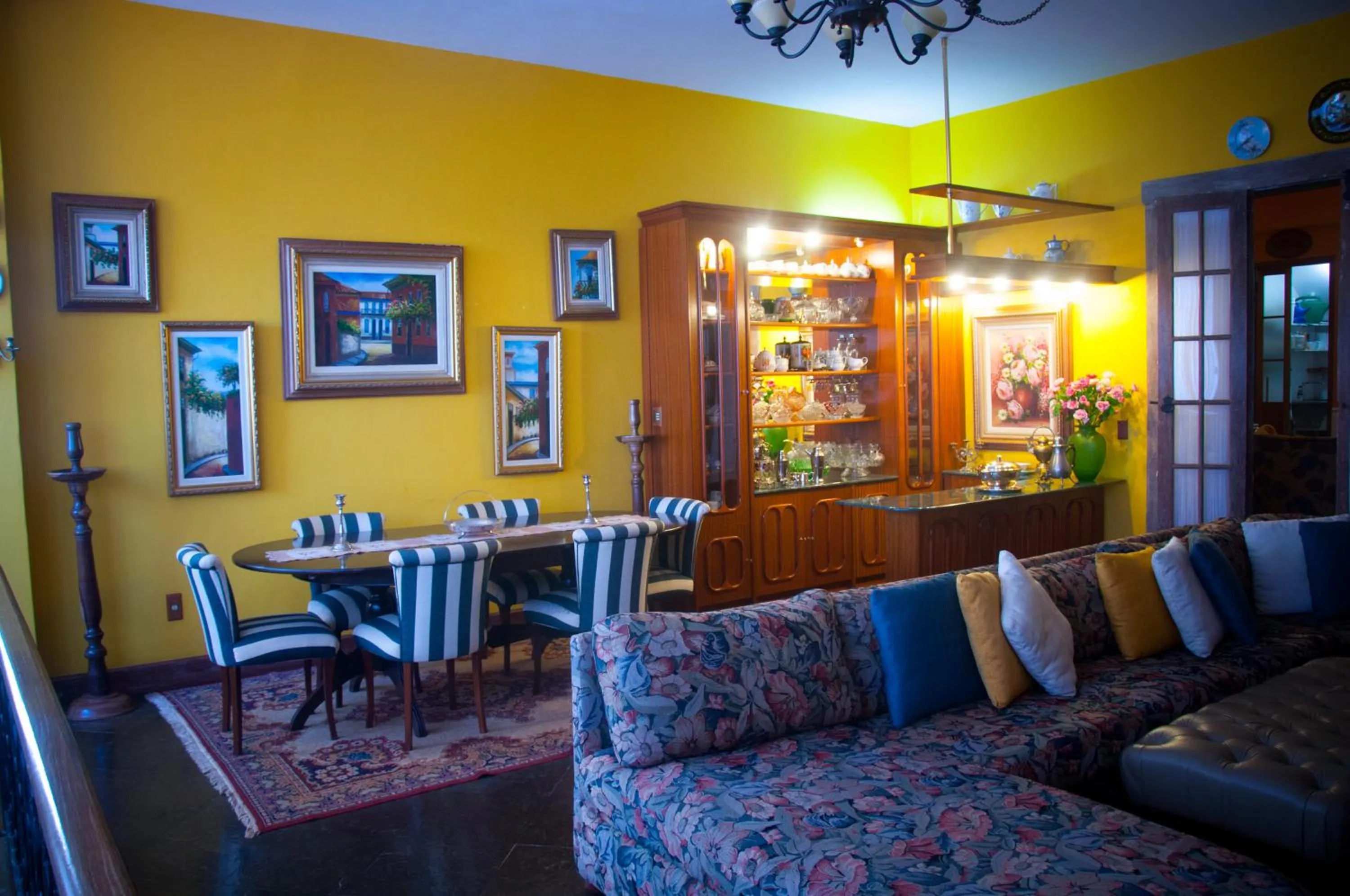 Communal lounge/ TV room in Pousada Xica da Silva