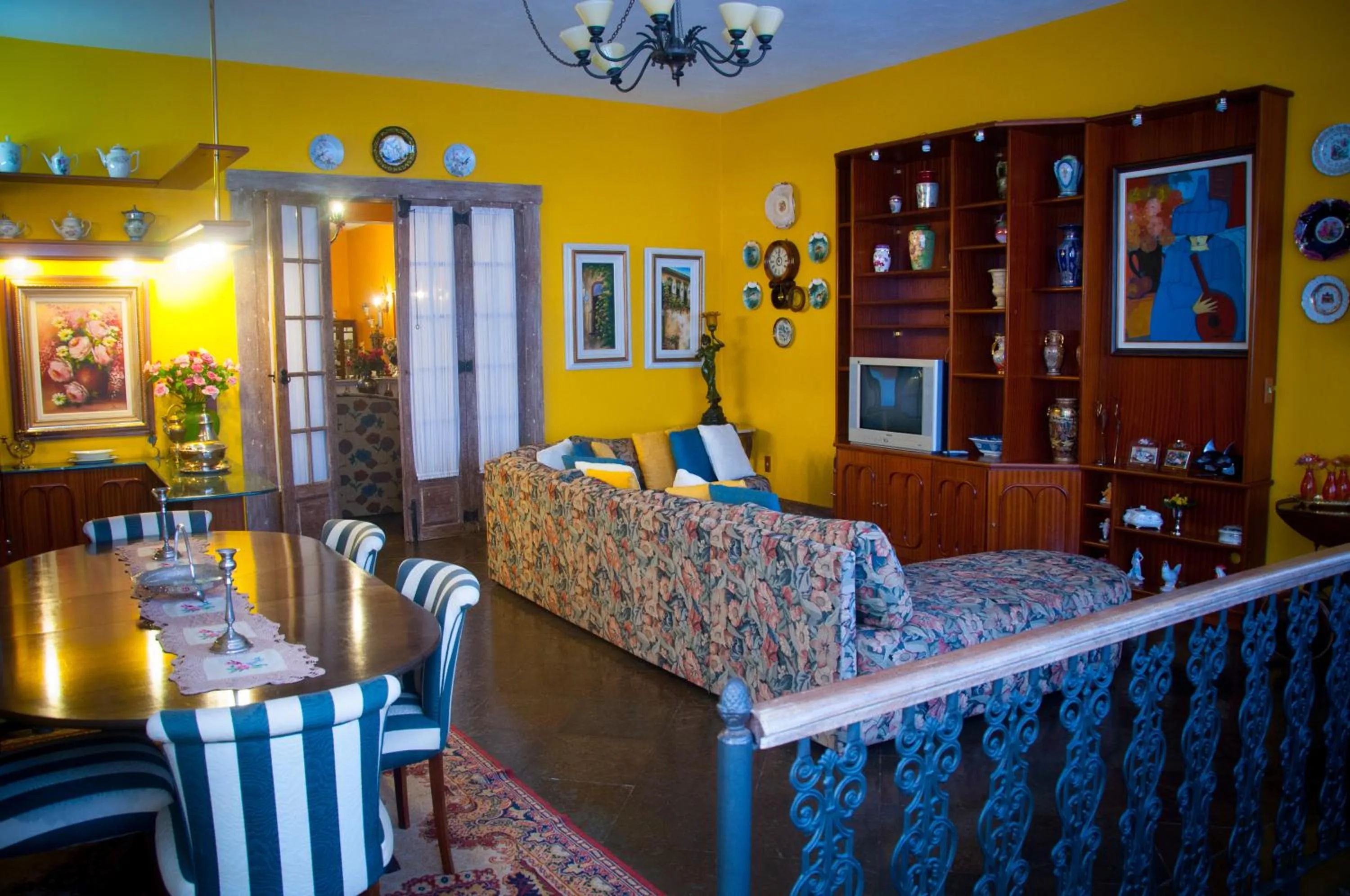 Communal lounge/ TV room in Pousada Xica da Silva