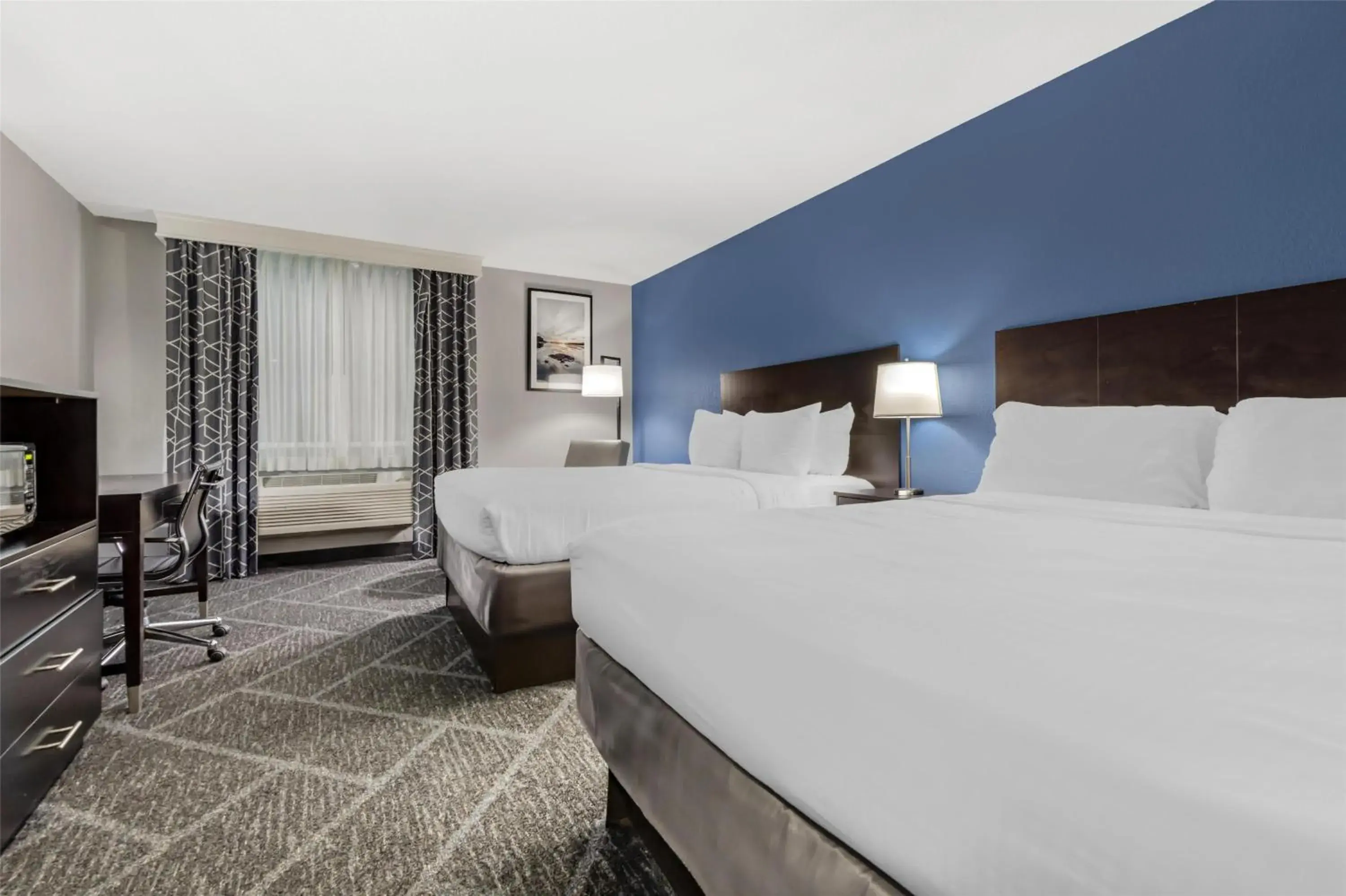 Queen Room with Two Queen Beds and Bath Tub - Disability Access in Best Western Rochester Hotel Mayo Clinic Area/ St. Mary's Queen Room with Two Queen Beds and Bath Tub - Disability Access in Best Western Rochester Hotel Mayo Clinic Area/ St. Mary's
