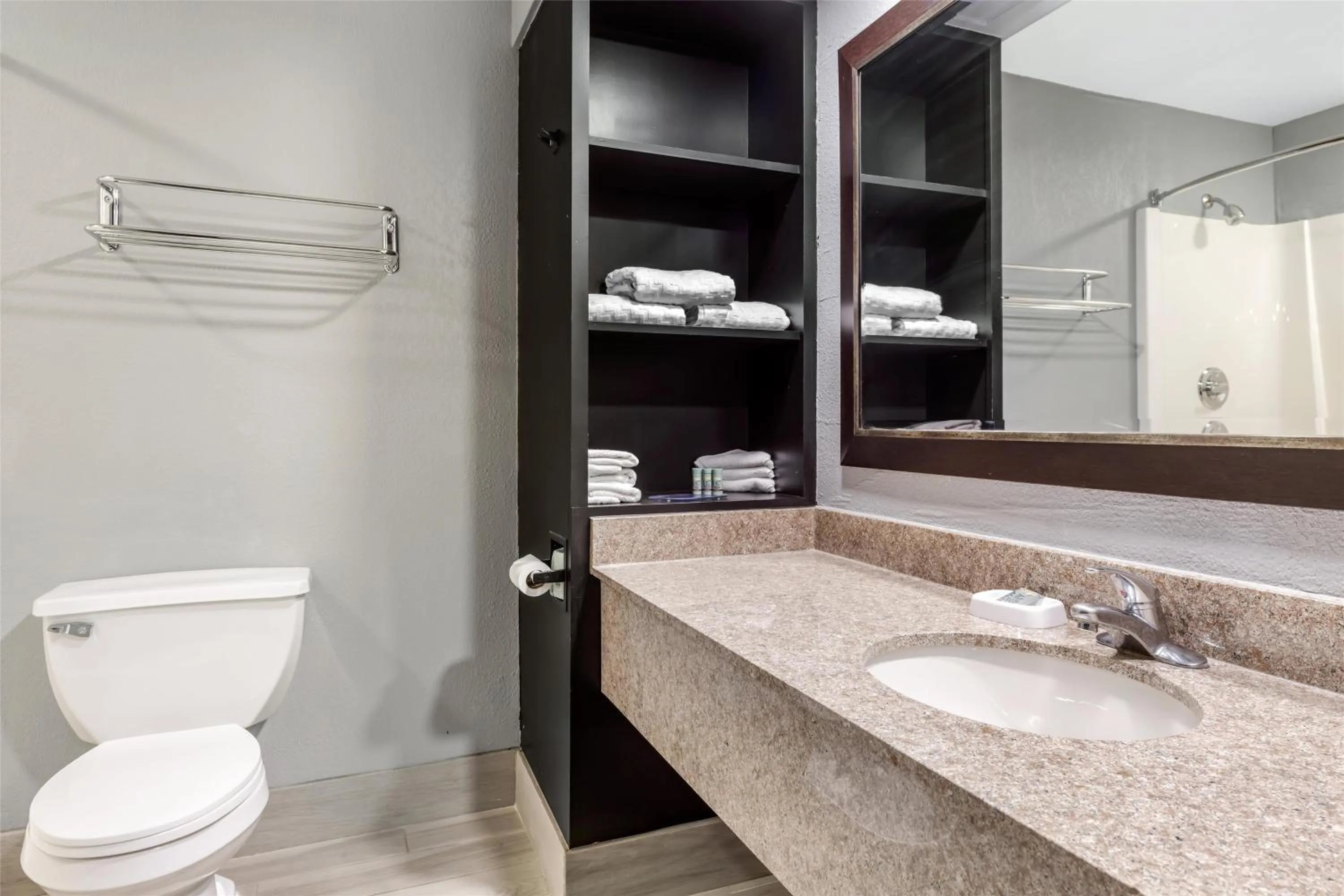 Bathroom in Best Western Rochester Hotel Mayo Clinic Area/ St. Mary's