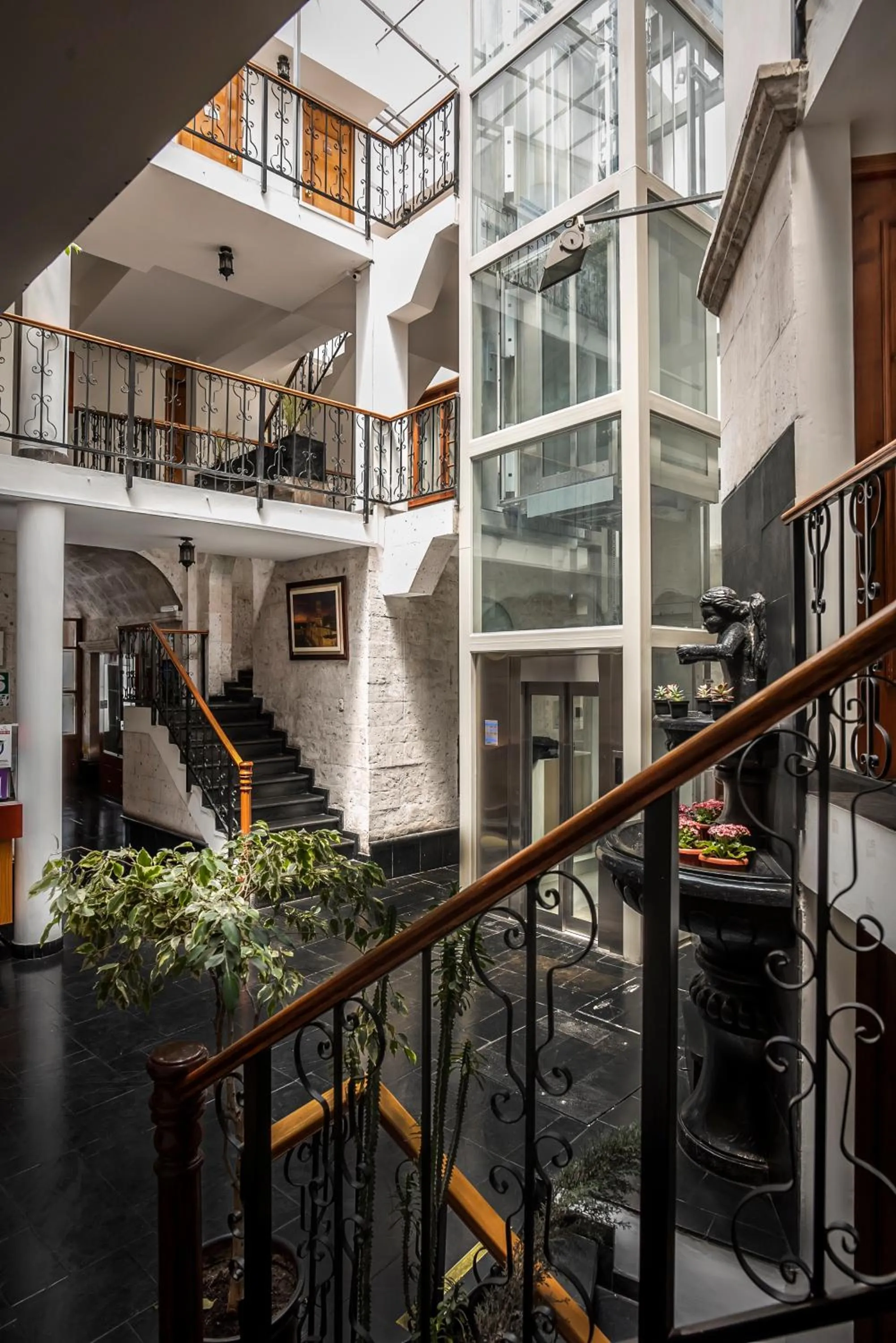 elevator in Hotel Maison Du Solei