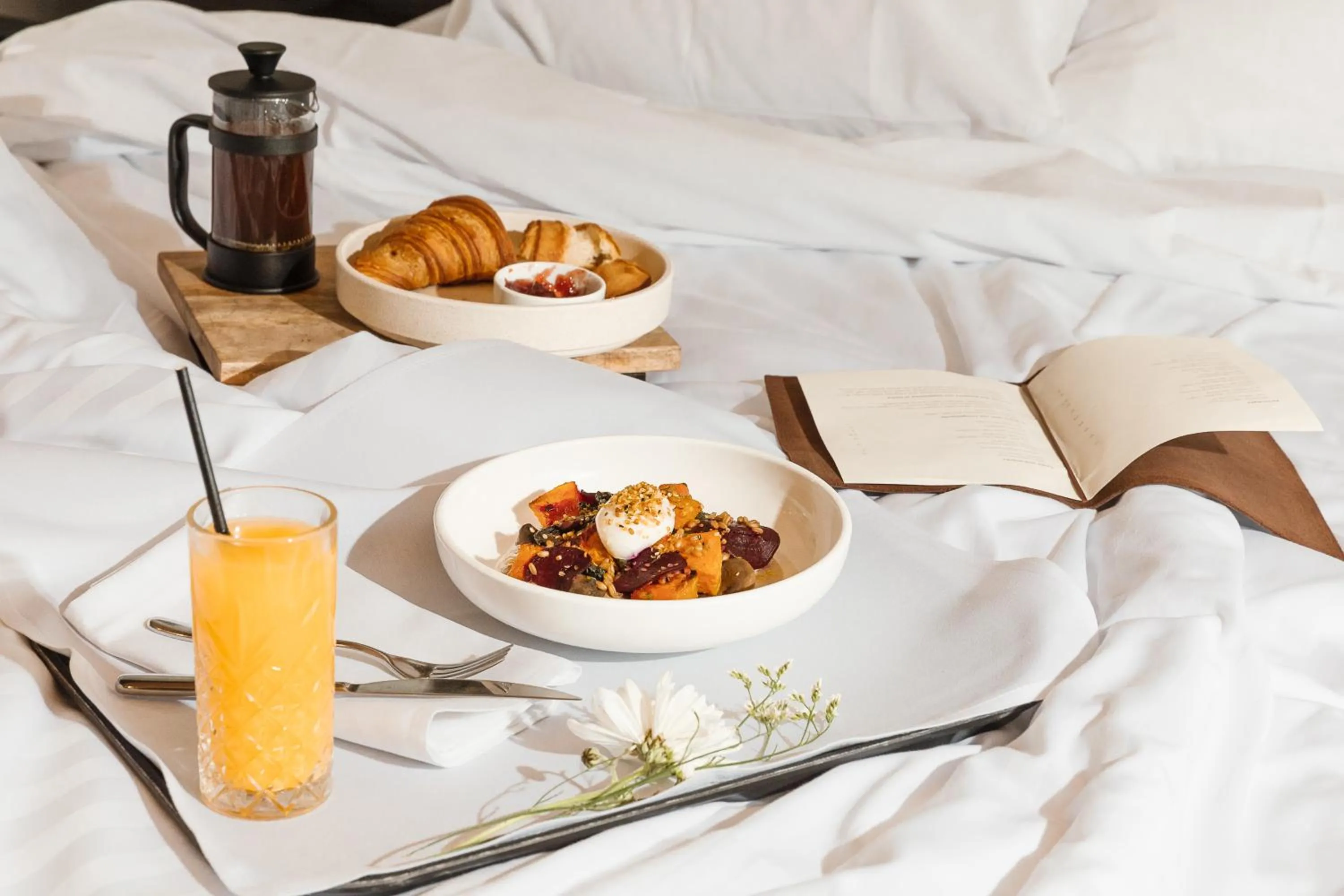 room service, Bed in Peppers Silo Launceston