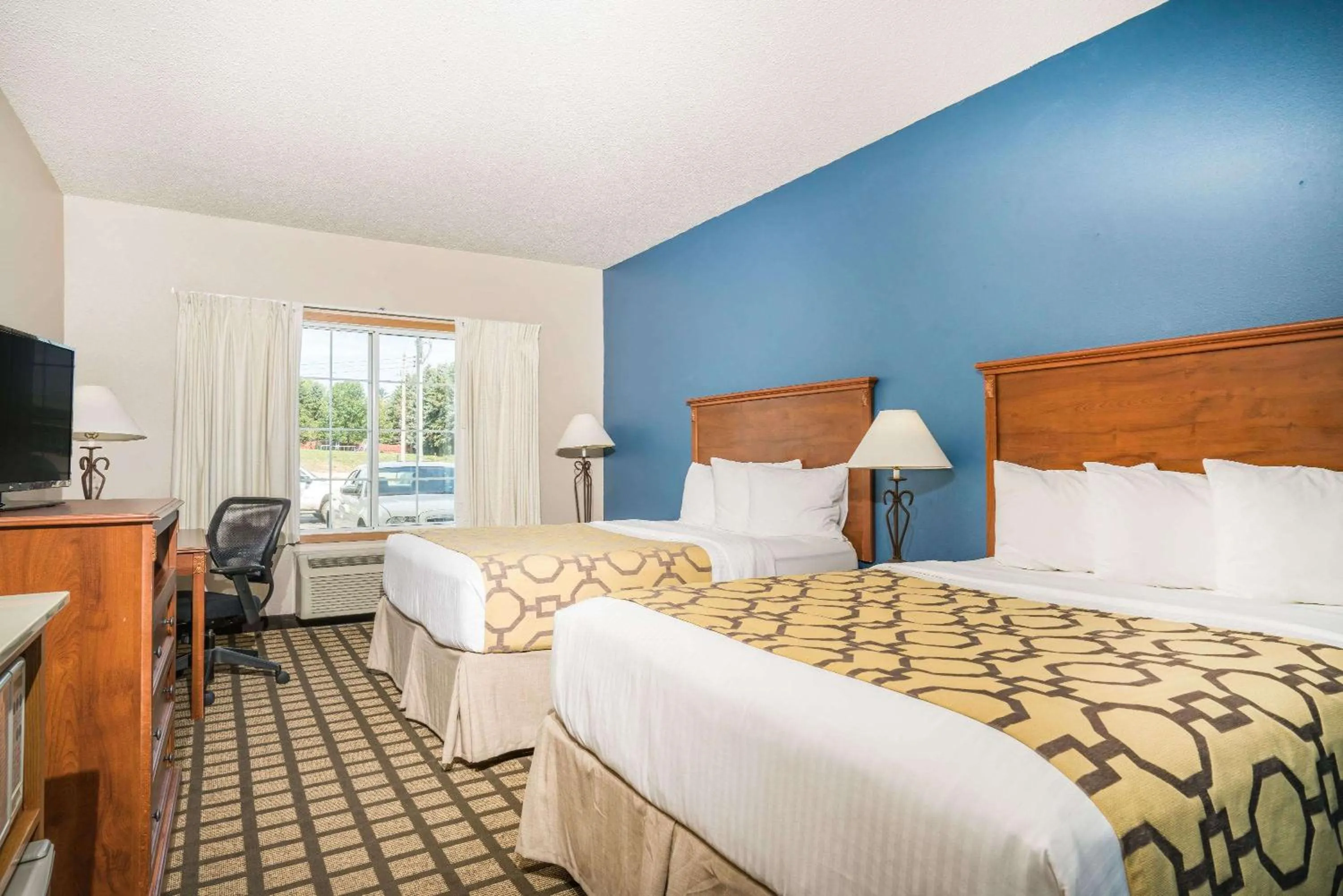 Photo of the whole room, Bed in Baymont by Wyndham Albany MN