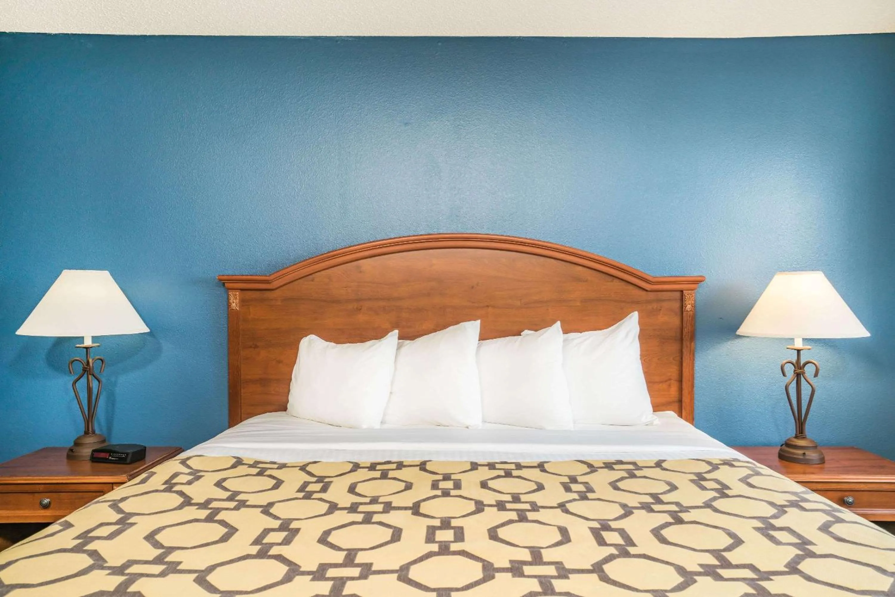 Photo of the whole room, Bed in Baymont by Wyndham Albany MN