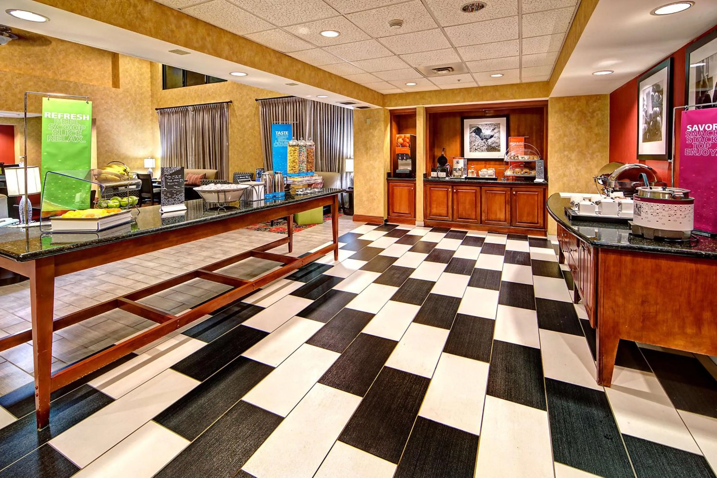Dining area in Hampton Inn Quincy