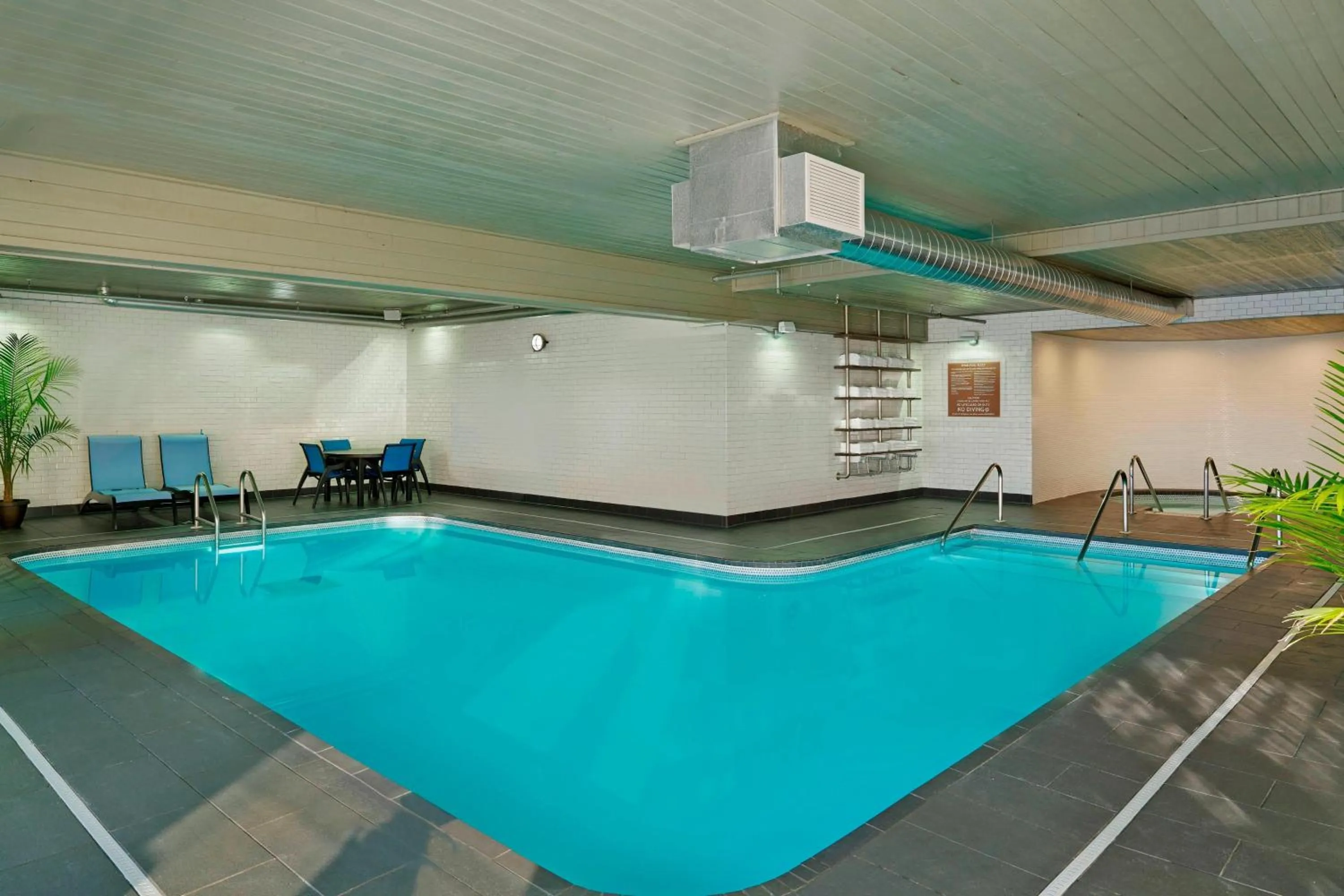 Swimming pool in Four Points by Sheraton Mall of America Minneapolis Airport