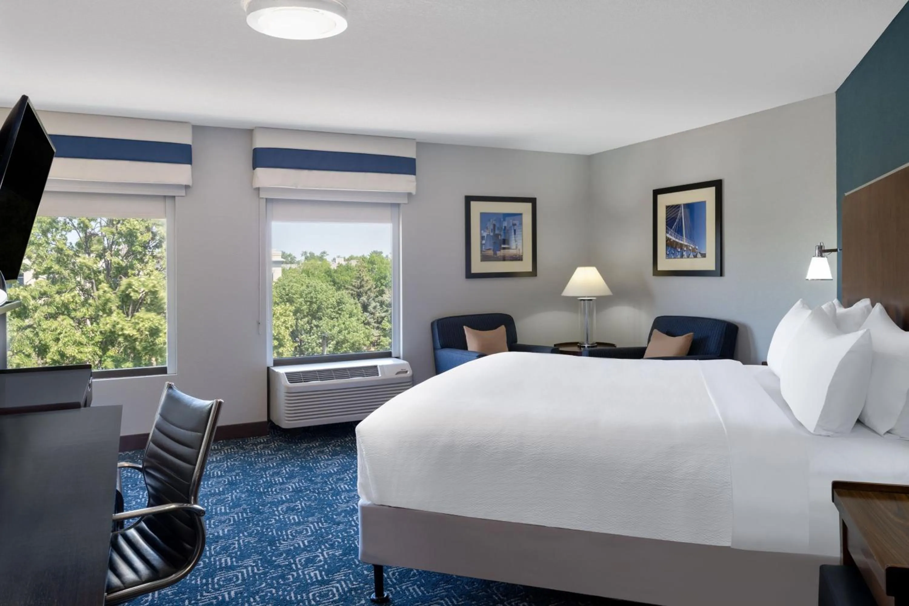 Photo of the whole room, Bed in Four Points by Sheraton Mall of America Minneapolis Airport