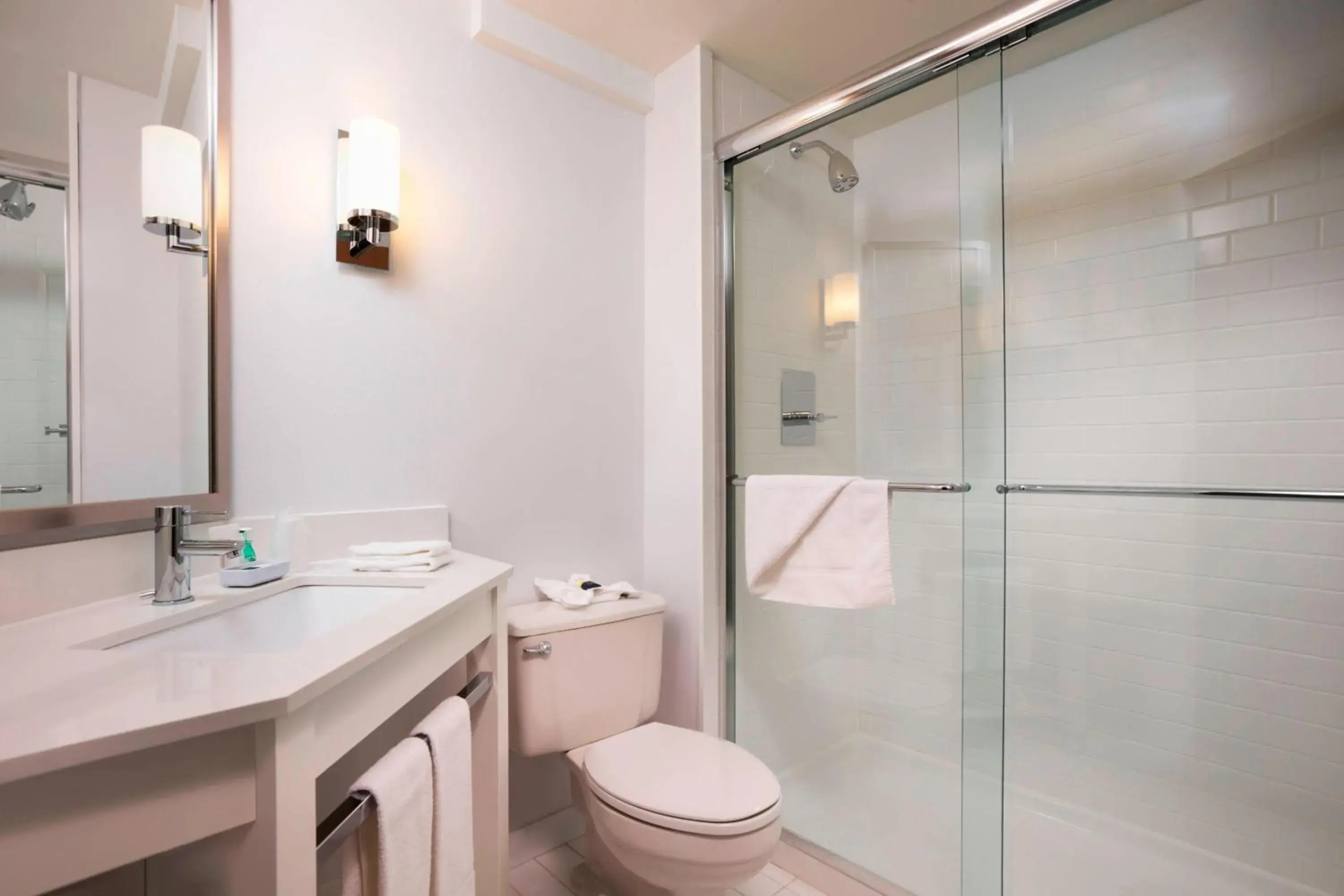 Queen Room with Adapted Tub - Mobility and Hearing Accessible in Four Points by Sheraton Mall of America Minneapolis Airport Queen Room with Adapted Tub - Mobility and Hearing Accessible in Four Points by Sheraton Mall of America Minneapolis Airport