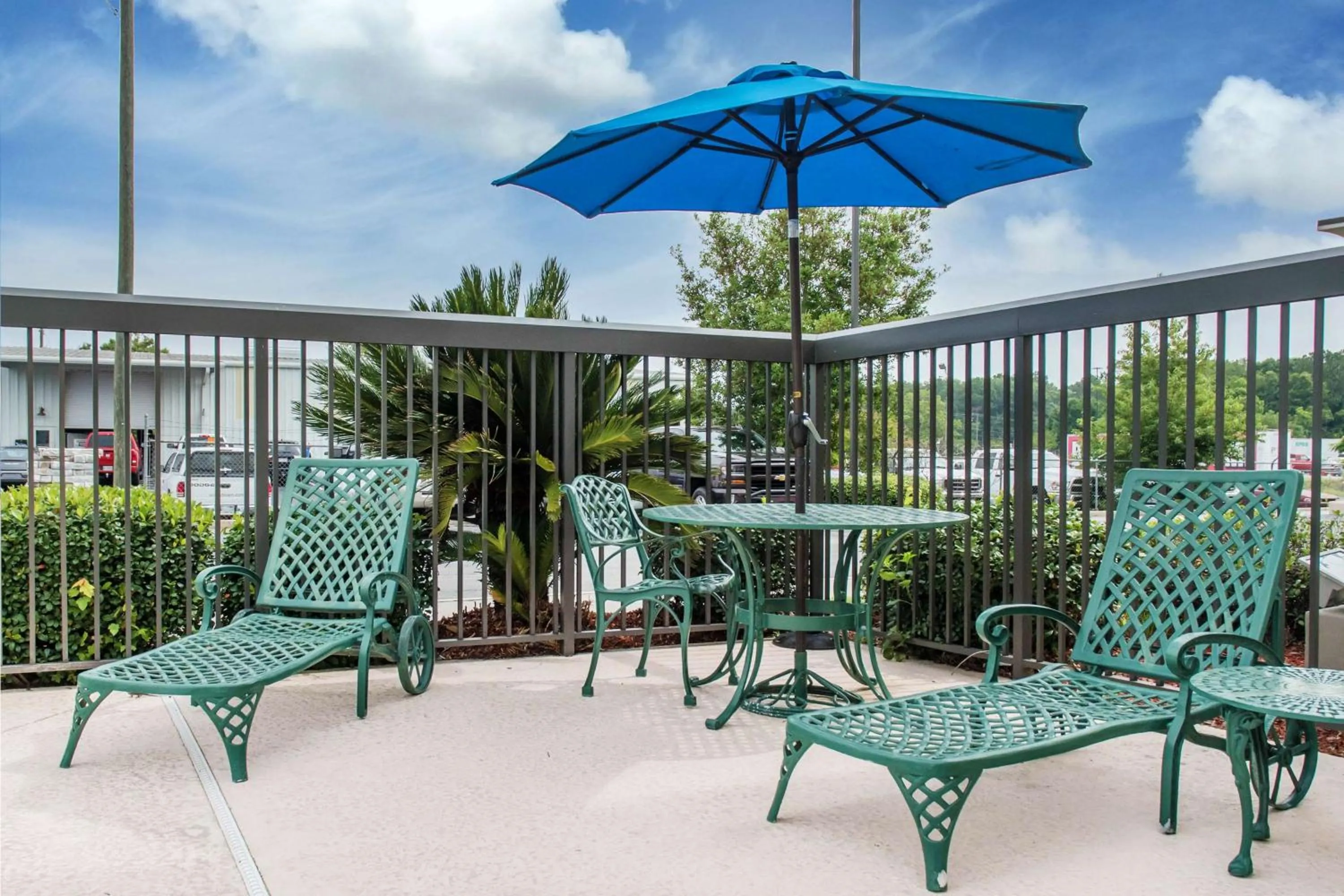 Patio in Hampton Inn Douglas