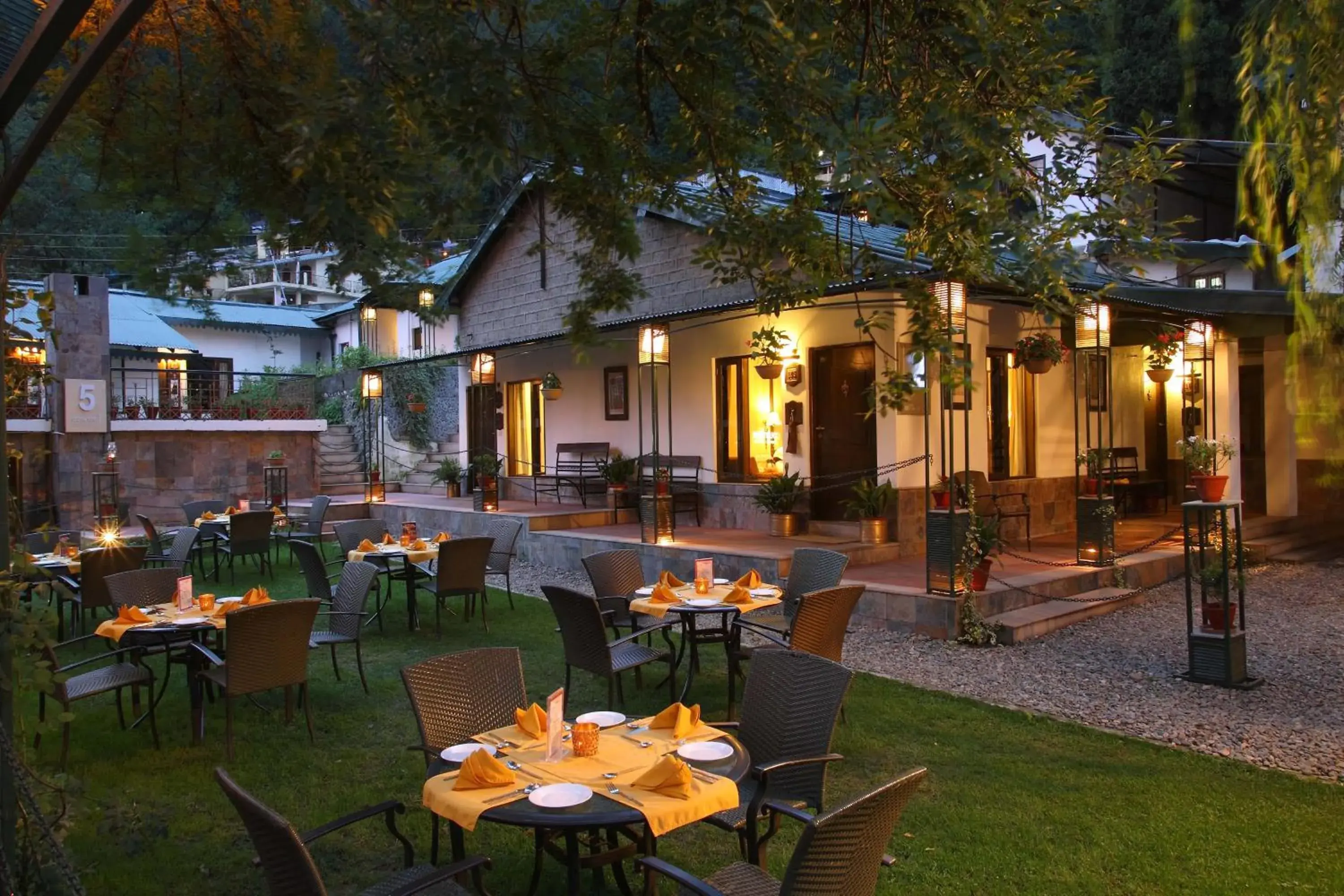 Restaurant/places to eat in Shervani Hilltop Resort Restaurant/places to eat in Shervani Hilltop Resort