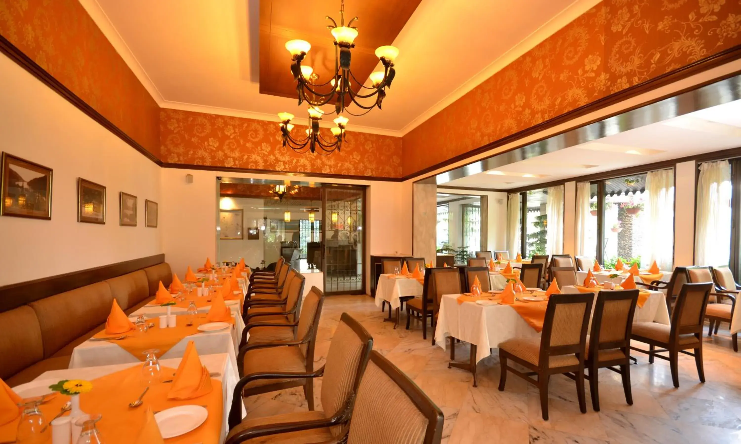 Restaurant/places to eat in Shervani Hilltop Resort Restaurant/places to eat in Shervani Hilltop Resort