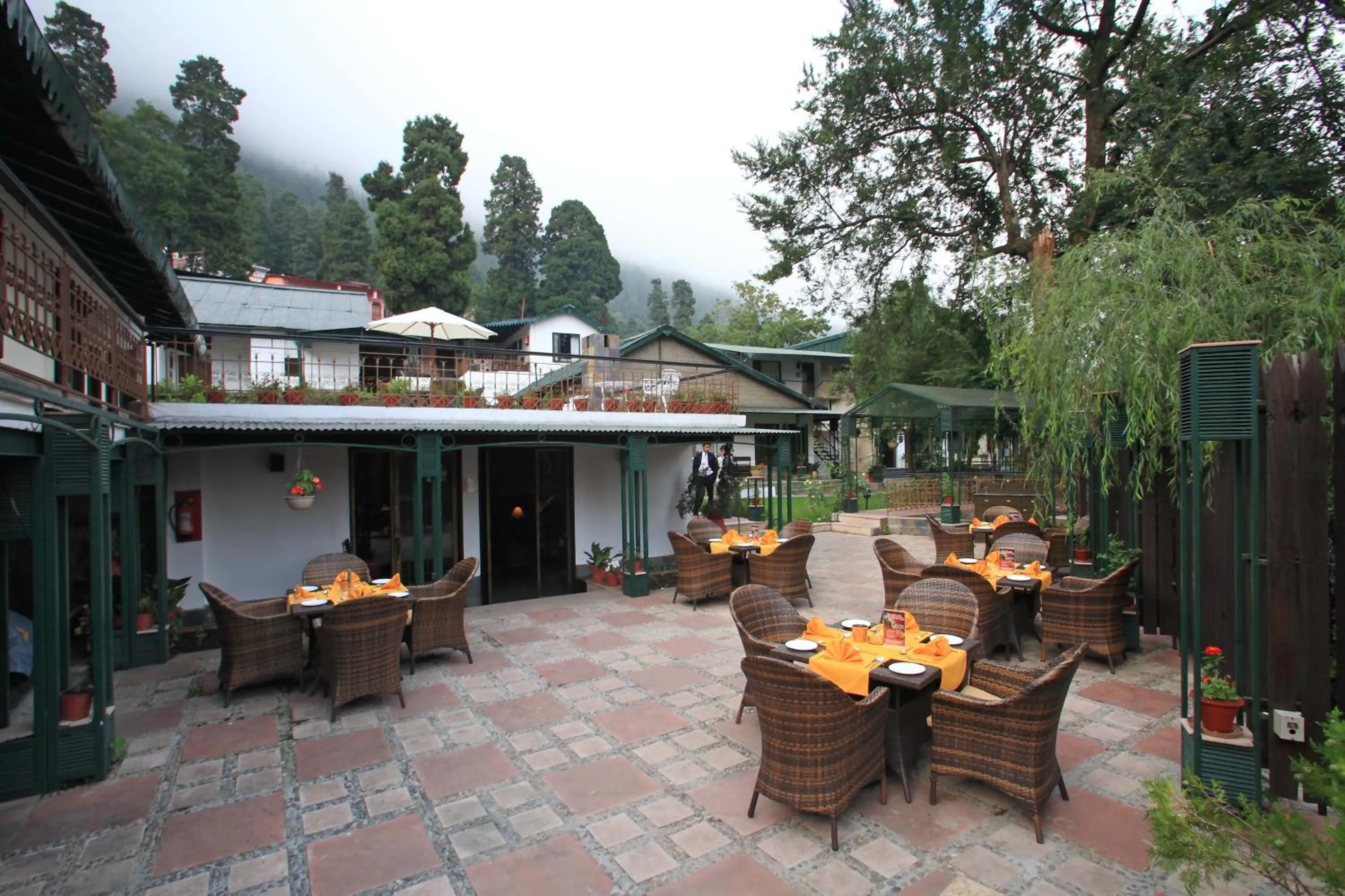 Restaurant/places to eat in Shervani Hilltop Resort
