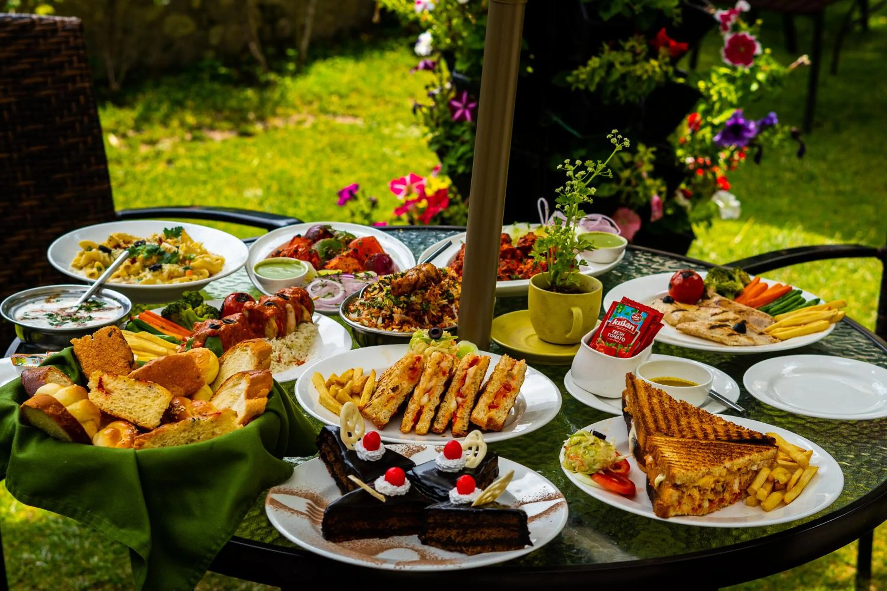 Continental breakfast in Shervani Hilltop Resort