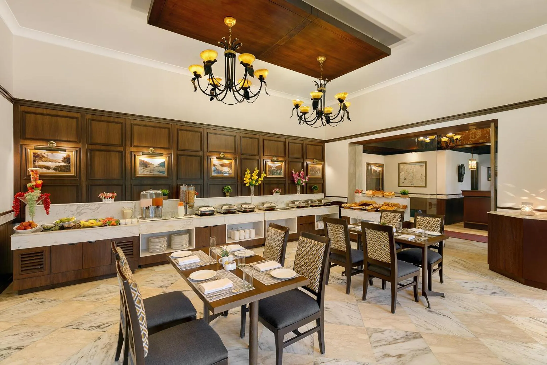 Restaurant/places to eat in Shervani Hilltop Resort