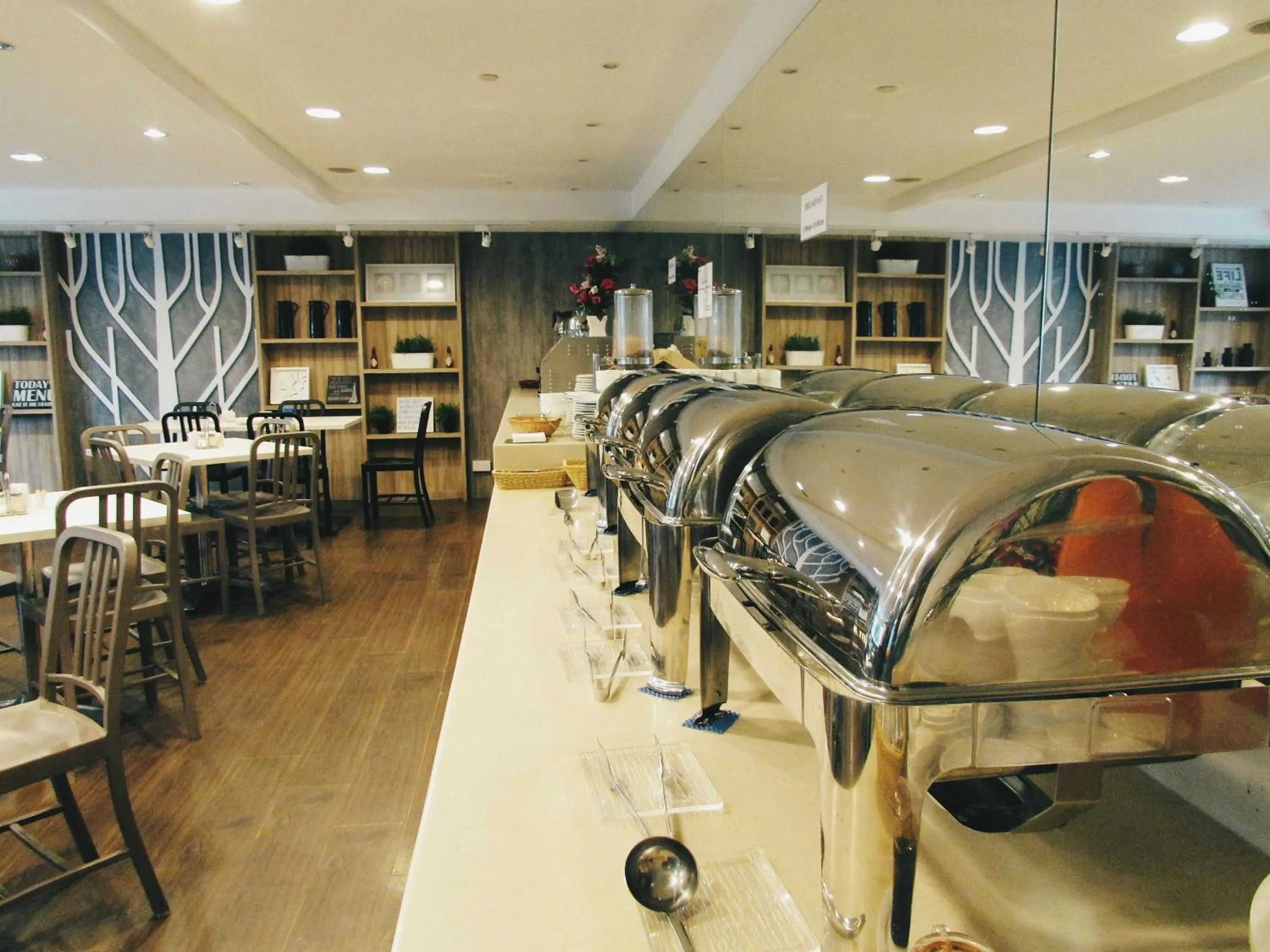 Restaurant/places to eat in RELC International Hotel