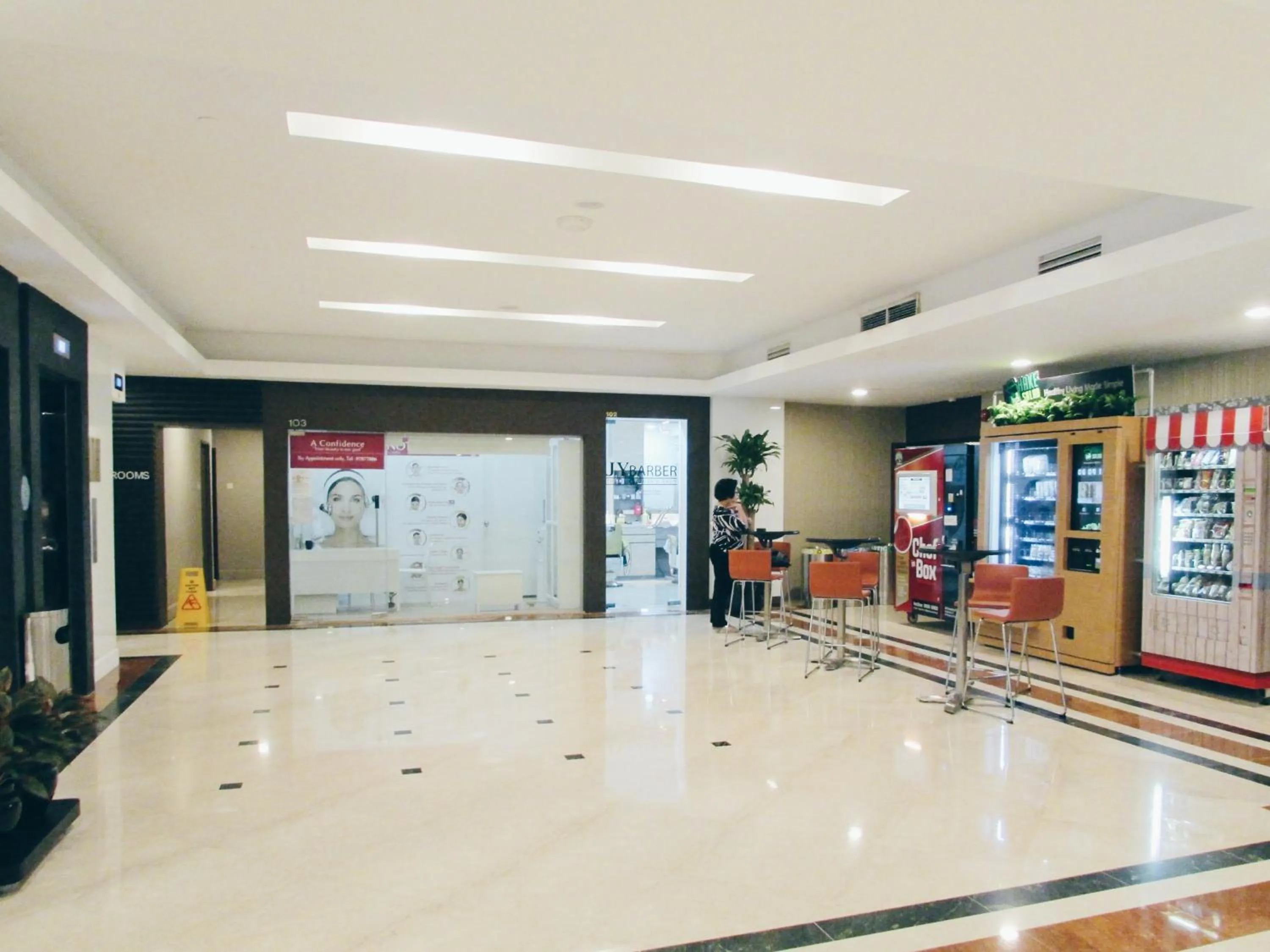 Communal lounge/ TV room in RELC International Hotel