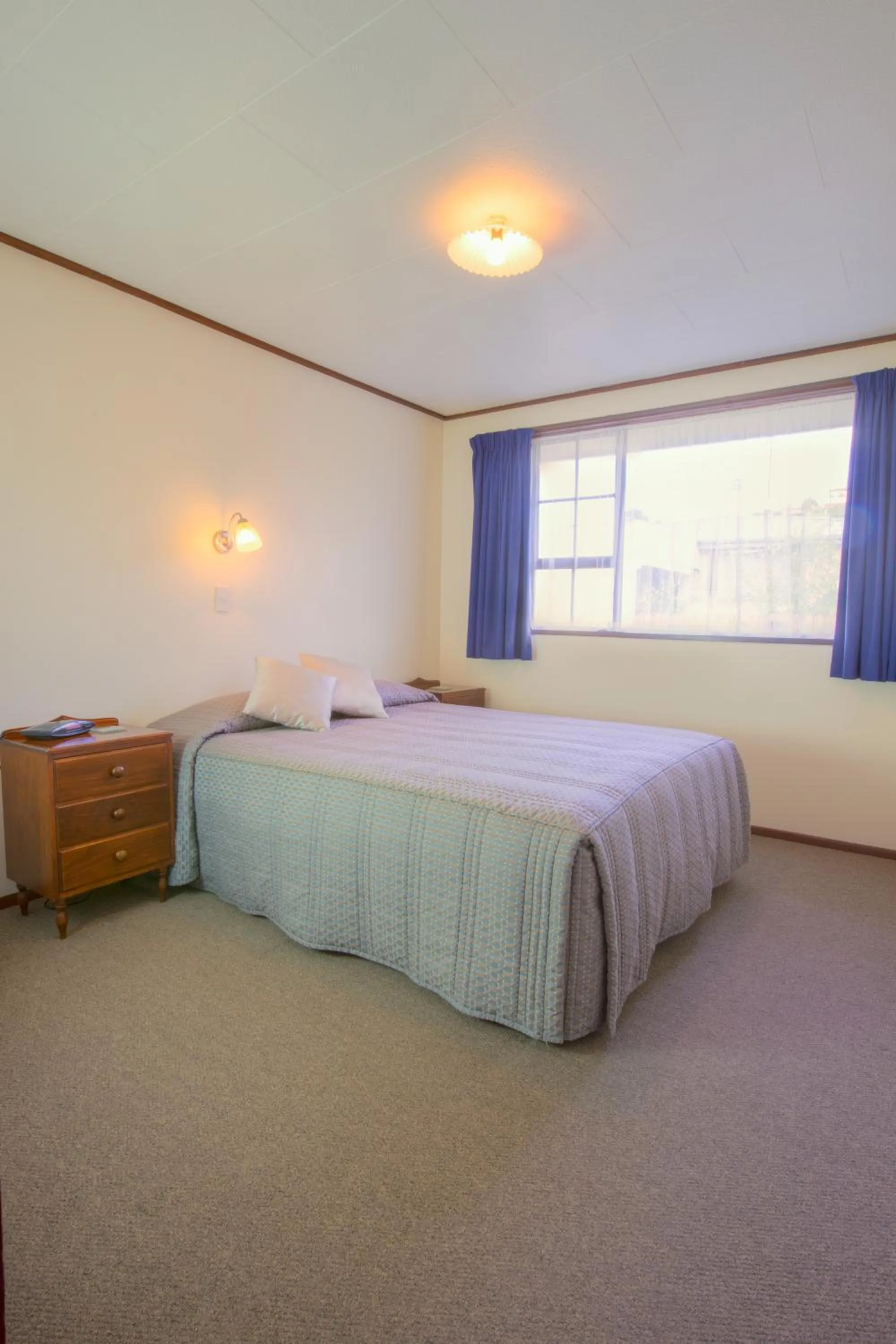 Bedroom, Bed in AAA Thames Court Motel
