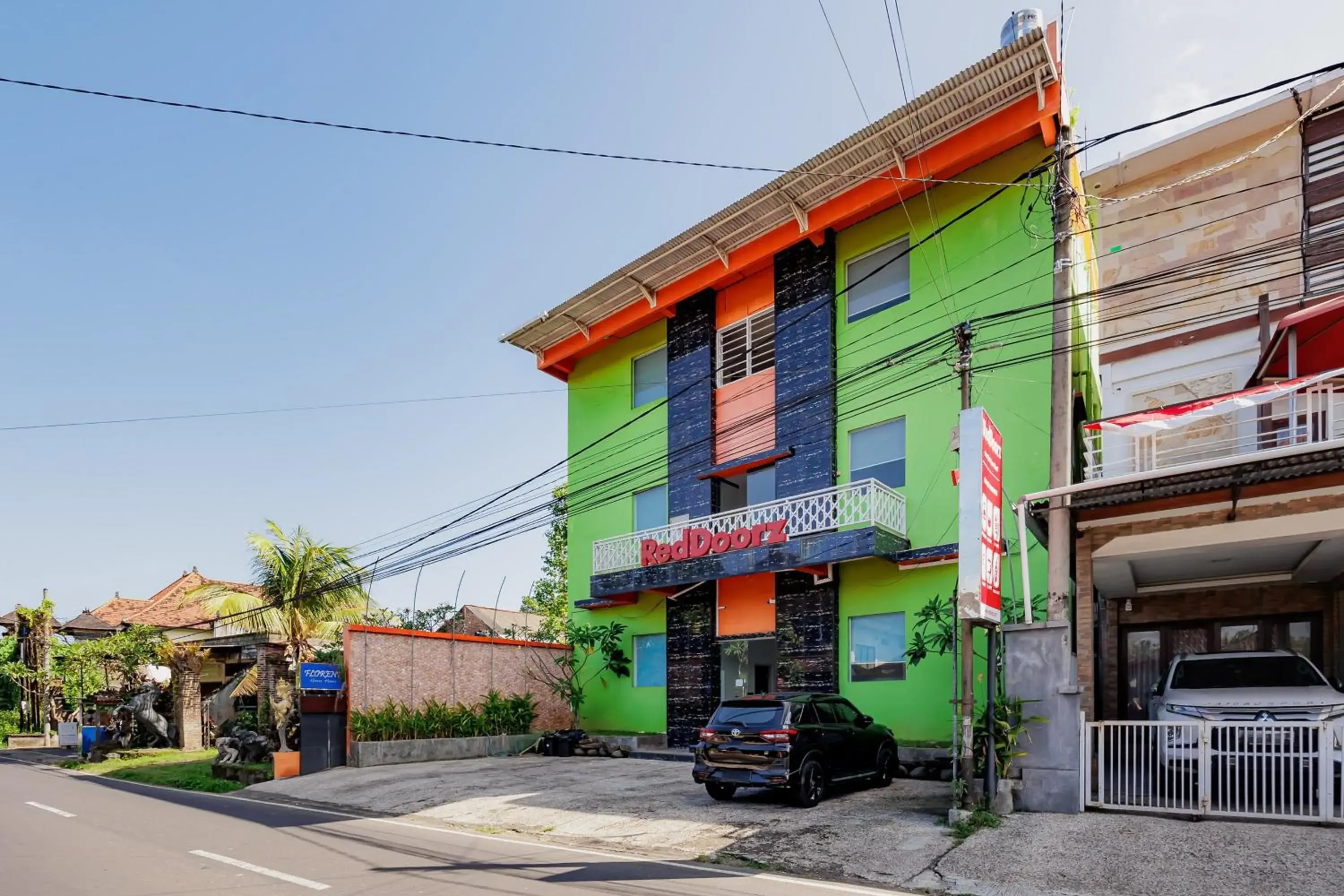 Facade/entrance in RedDoorz near Ubud Village Facade/entrance in RedDoorz near Ubud Village
