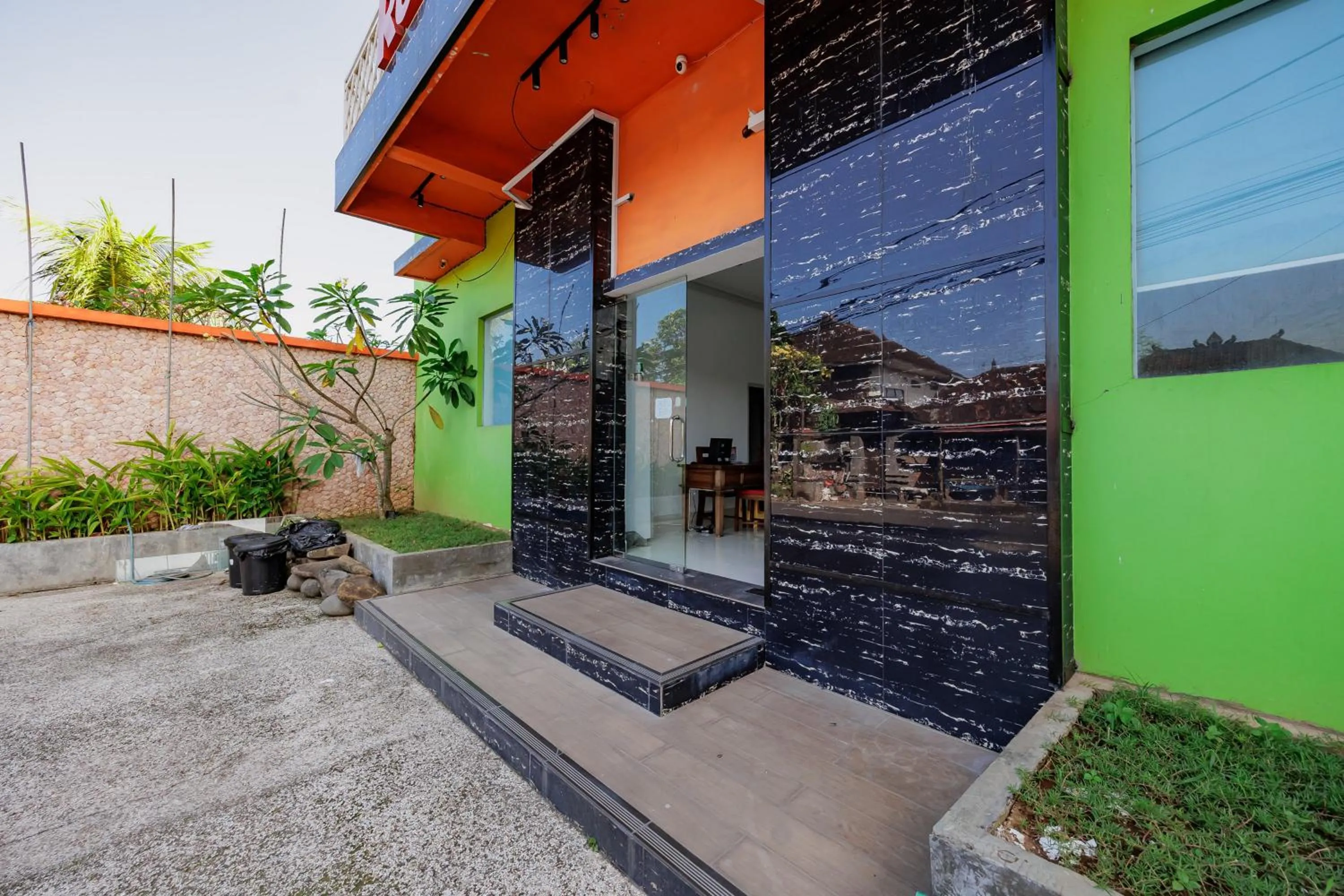 Facade/entrance in RedDoorz near Ubud Village