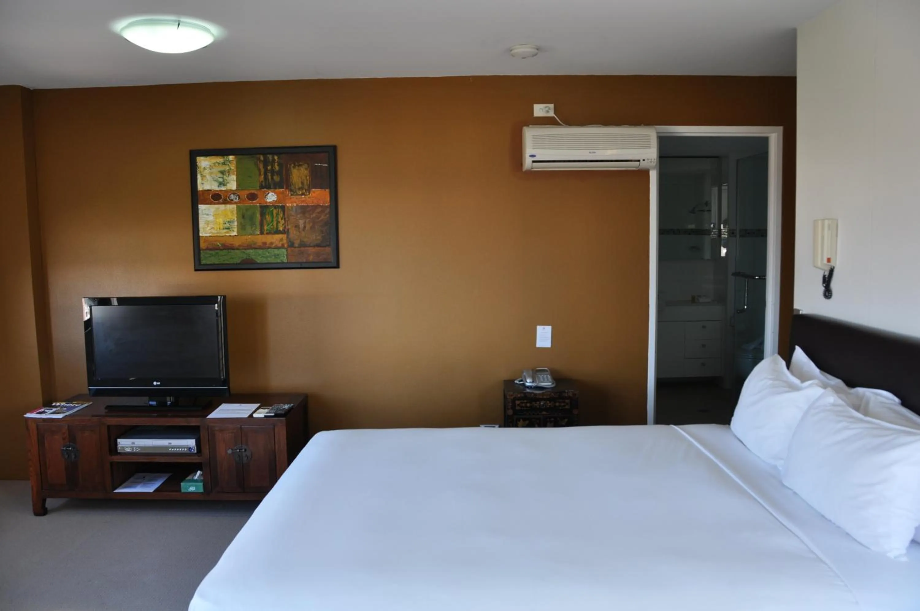 Bed, TV/Entertainment Center in Annam Serviced Apartments