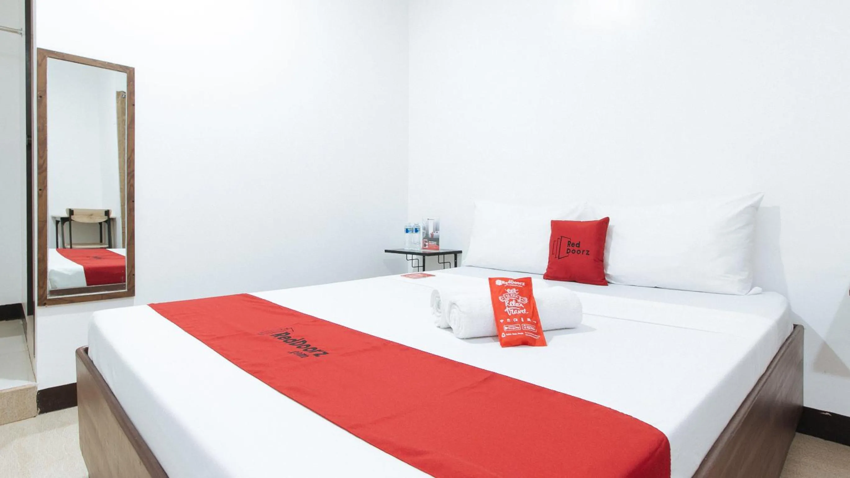 Photo of the whole room, Bed in RedDoorz at San Antonio Makati