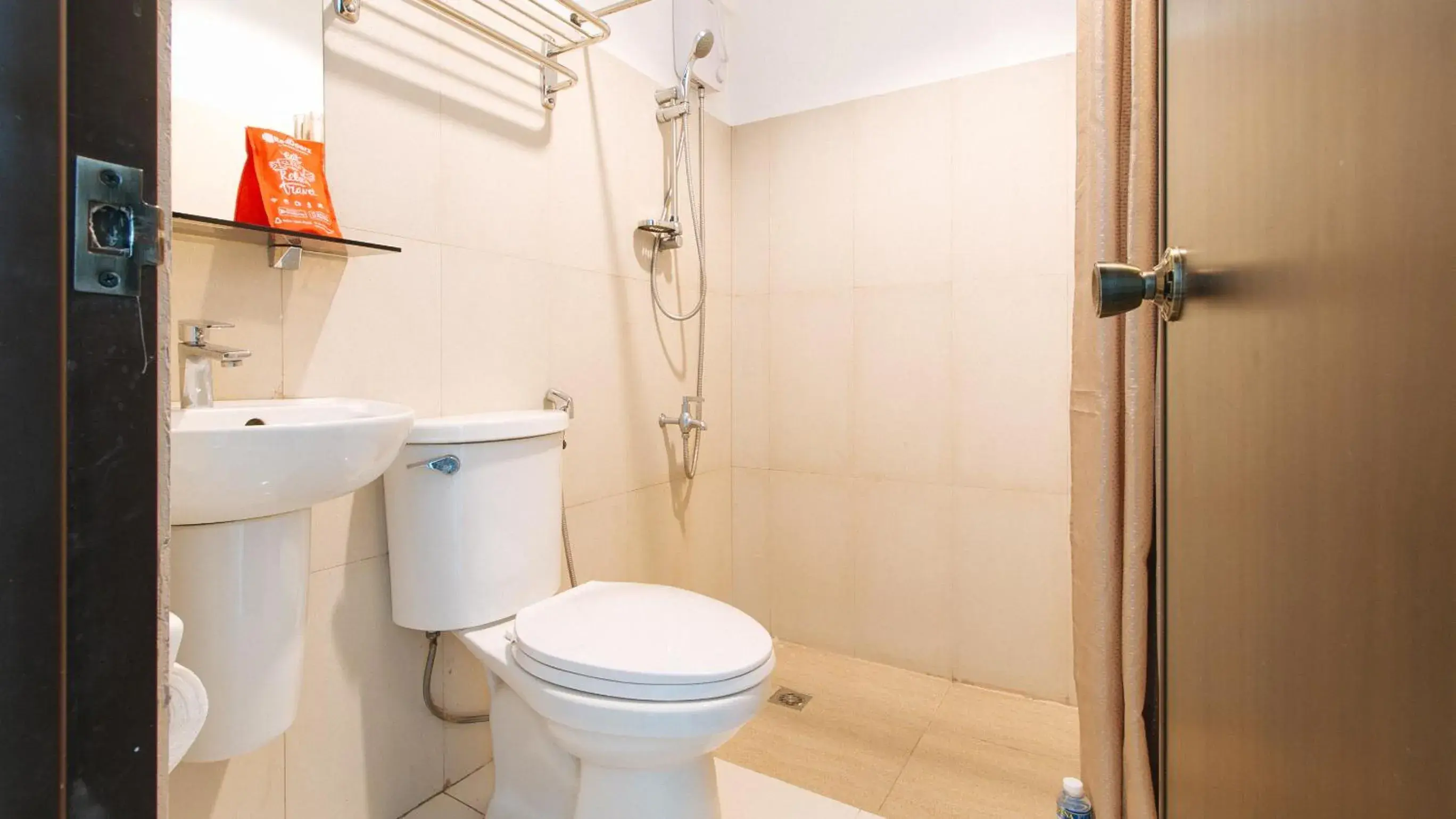 Bathroom in RedDoorz at San Antonio Makati Bathroom in RedDoorz at San Antonio Makati
