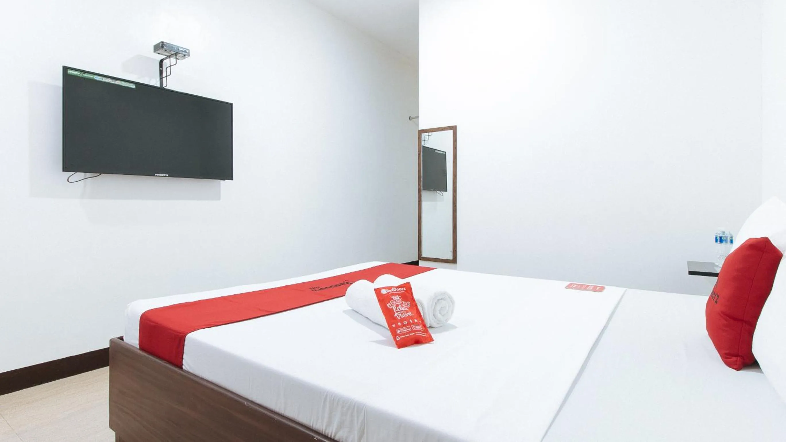 Bed in RedDoorz at San Antonio Makati