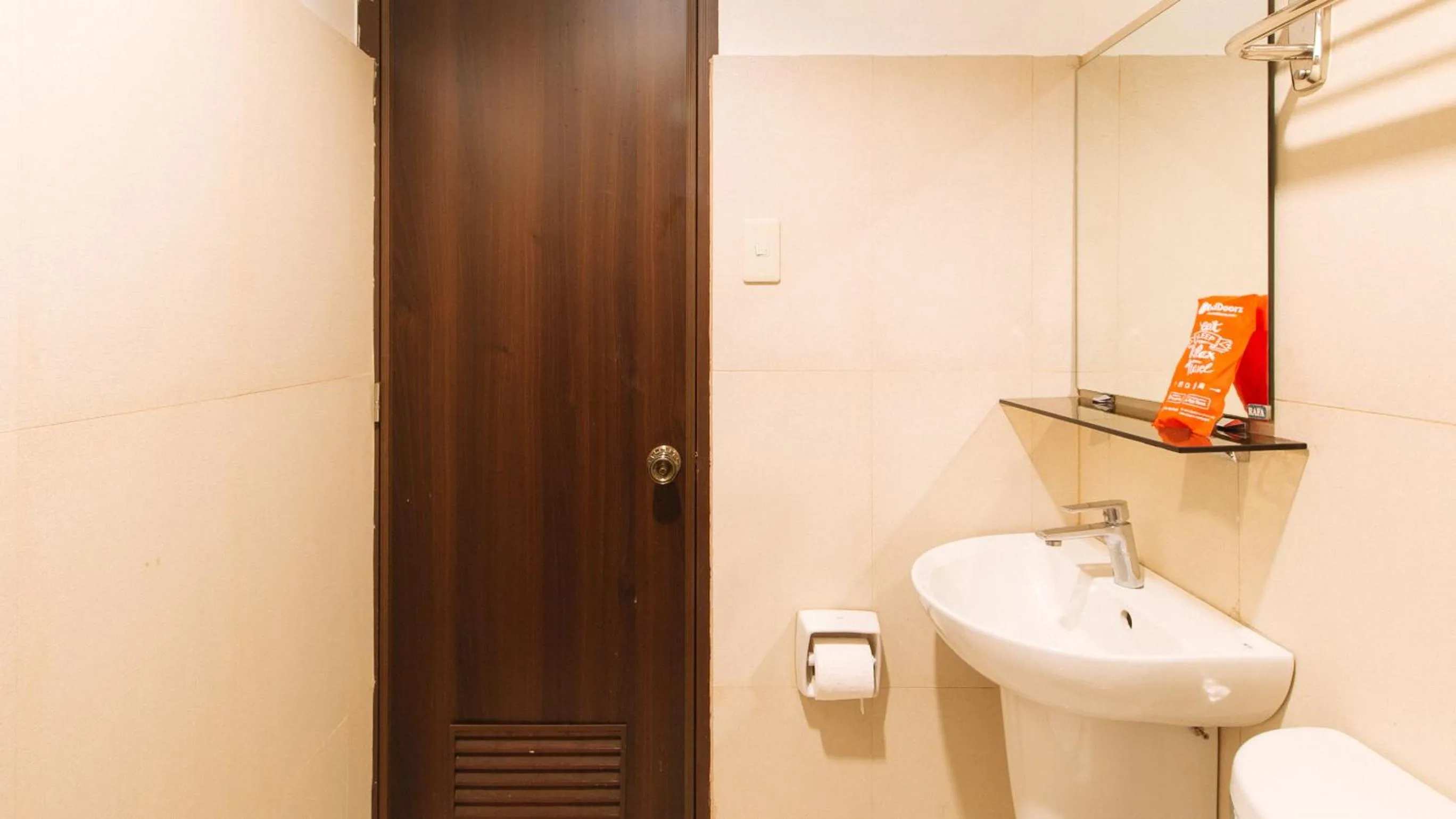 Bathroom in RedDoorz at San Antonio Makati