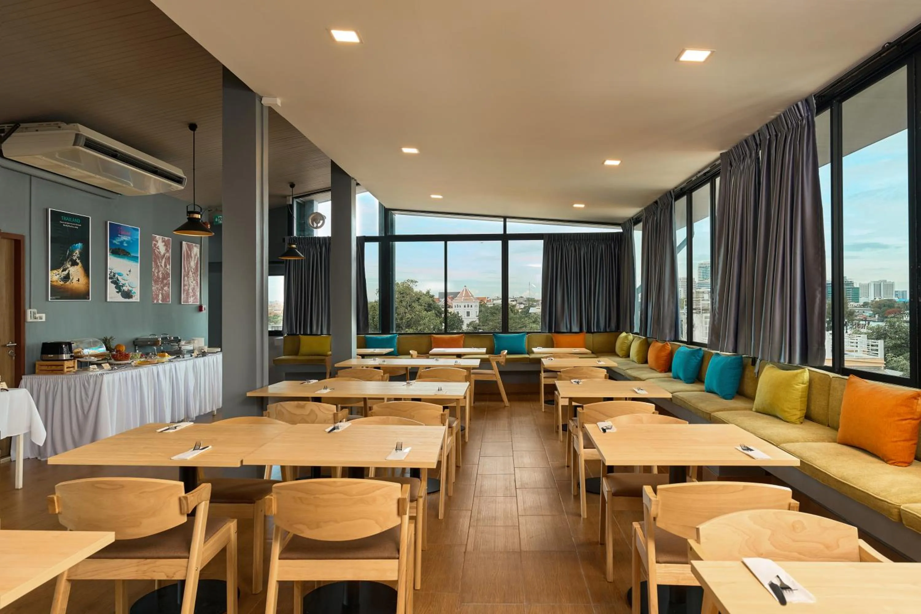 Restaurant/places to eat in Red Door Samsen Hotel, Bangkok