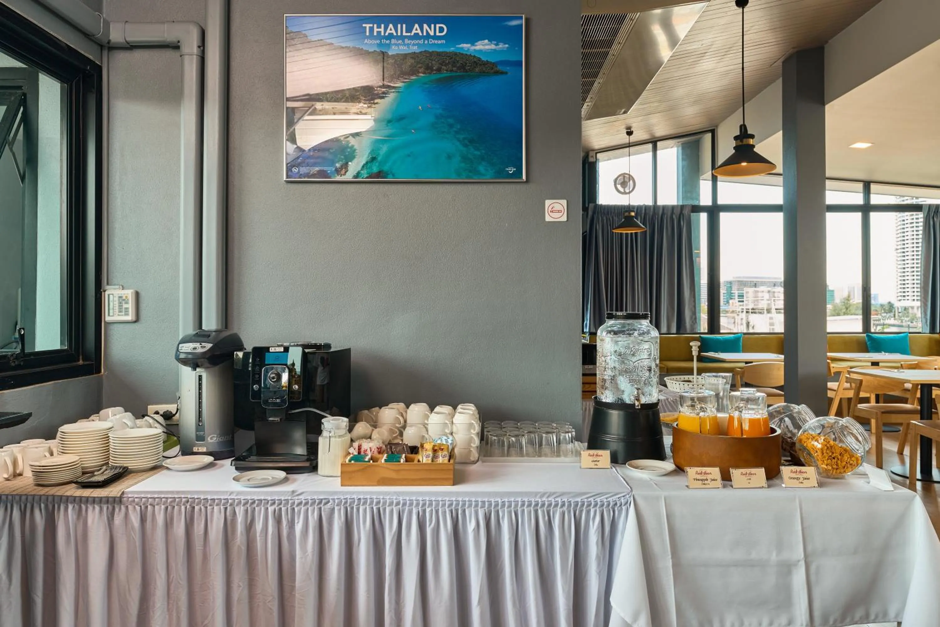 Restaurant/places to eat in Red Door Samsen Hotel, Bangkok