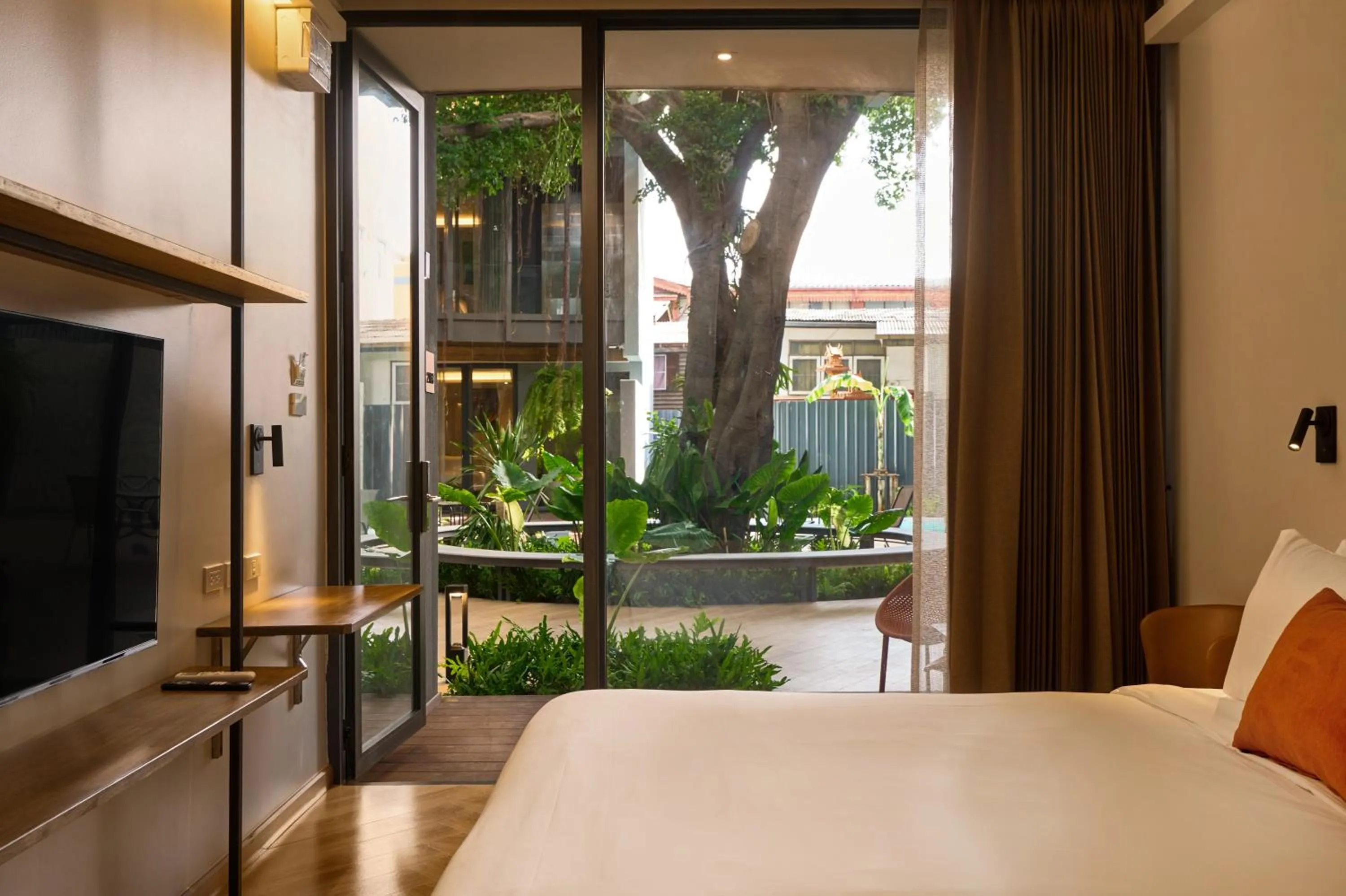 Bedroom, Bed in Red Door Samsen Hotel, Bangkok