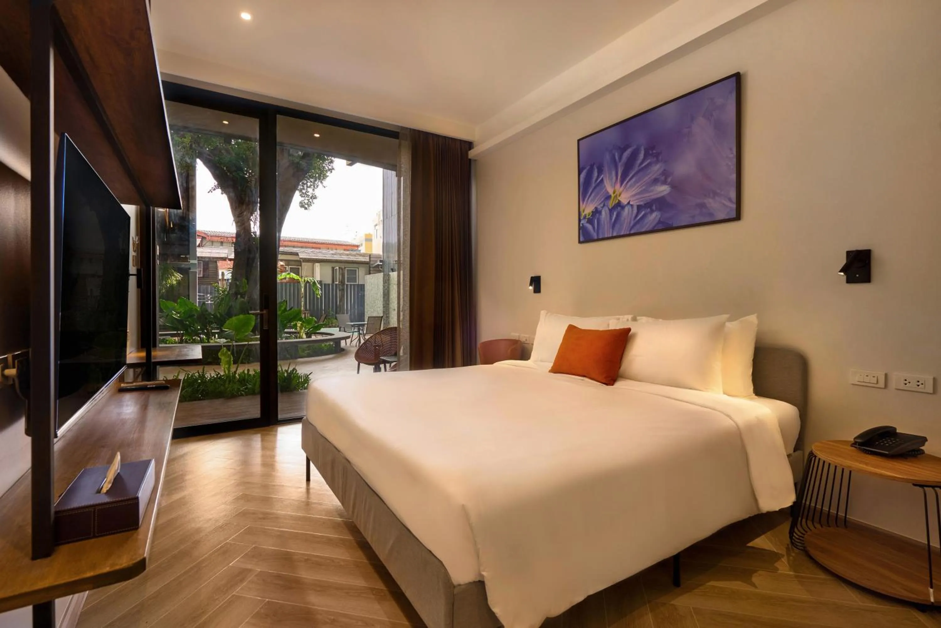 Bedroom, Bed in Red Door Samsen Hotel, Bangkok