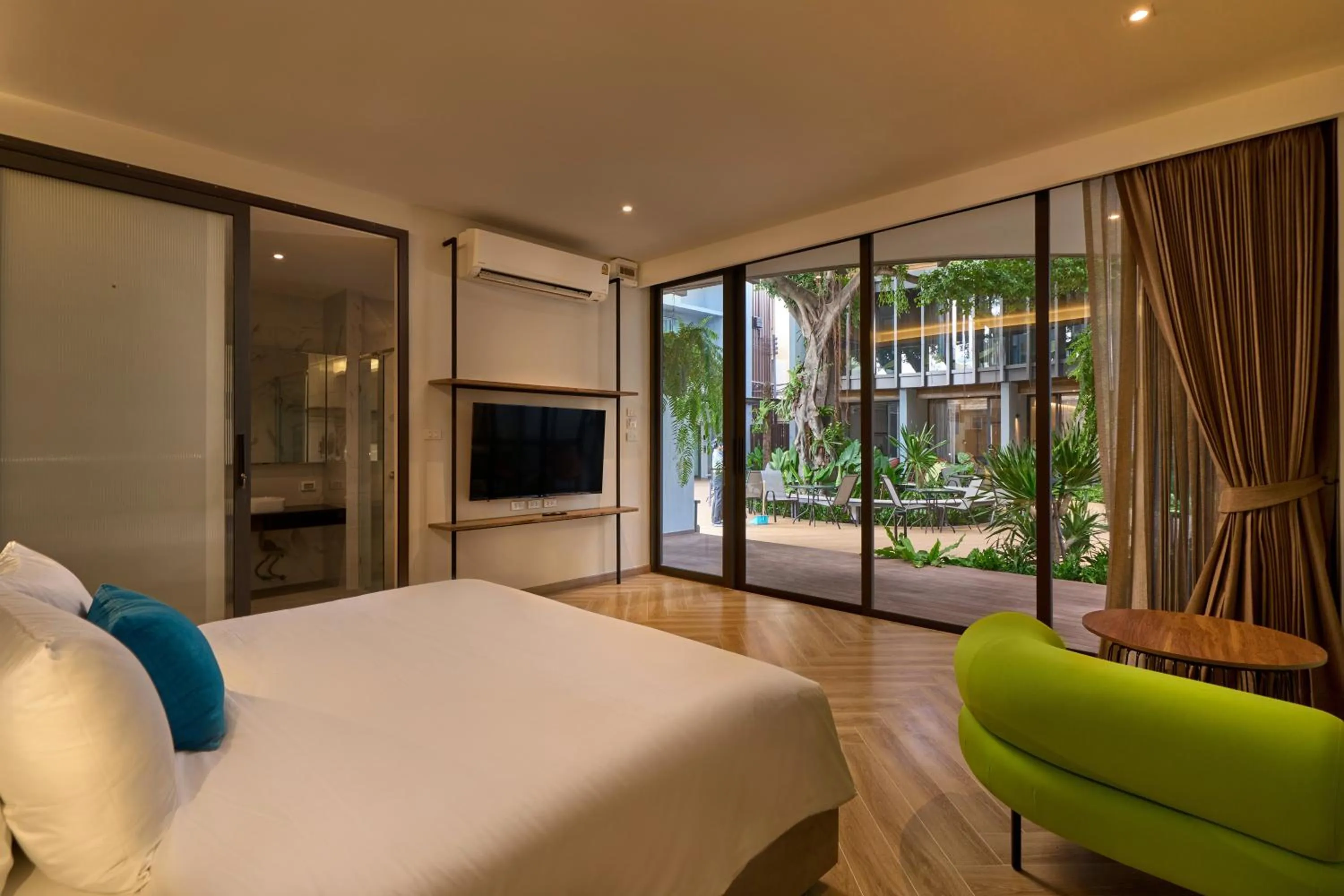 Bedroom, Bed in Red Door Samsen Hotel, Bangkok